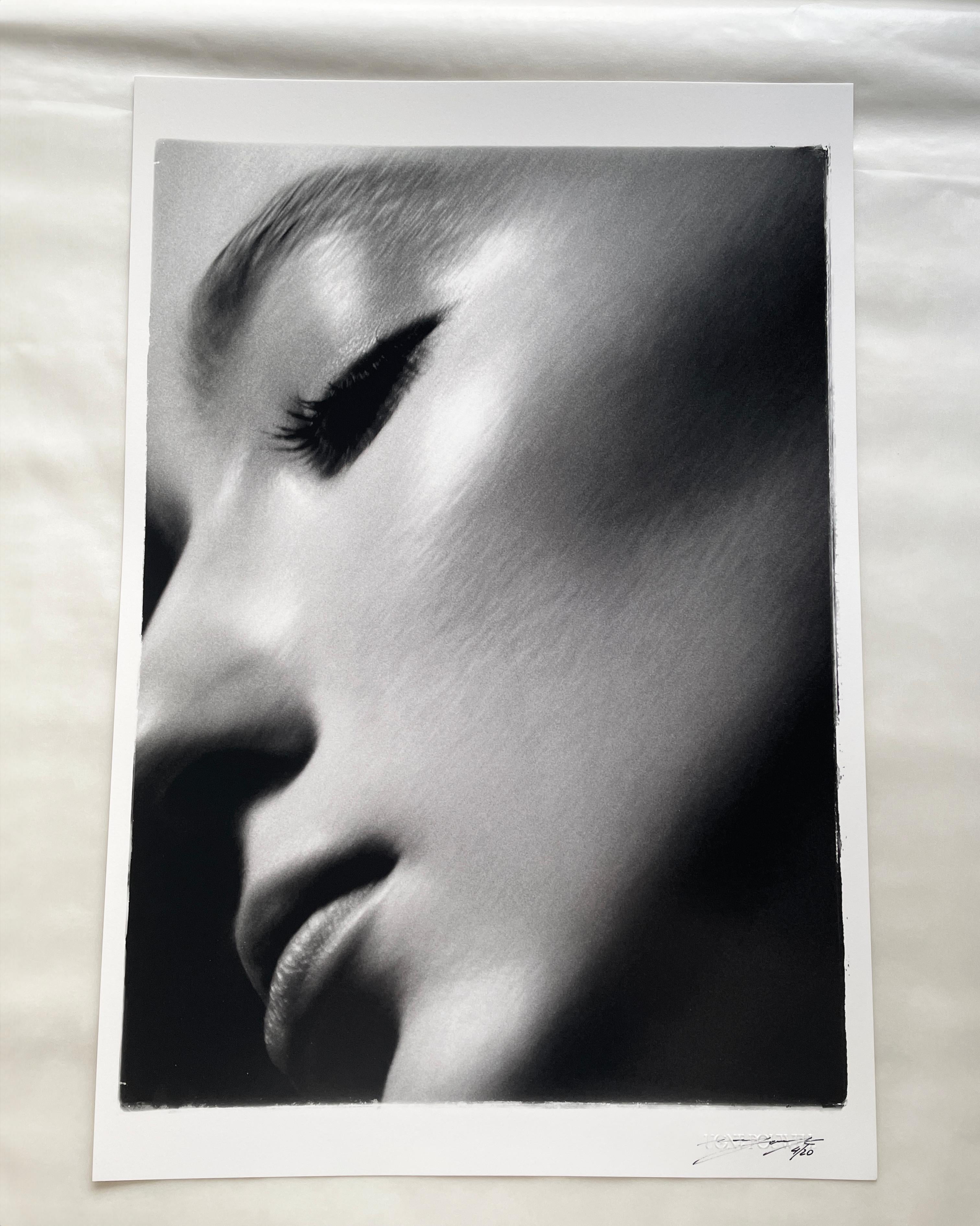 Schönheit – Schwarz-Weiß-Frauenporträt aus der Nahaufnahme, limitierte Auflage von 20 Stück (Zeitgenössisch), Photograph, von Ugne Pouwell
