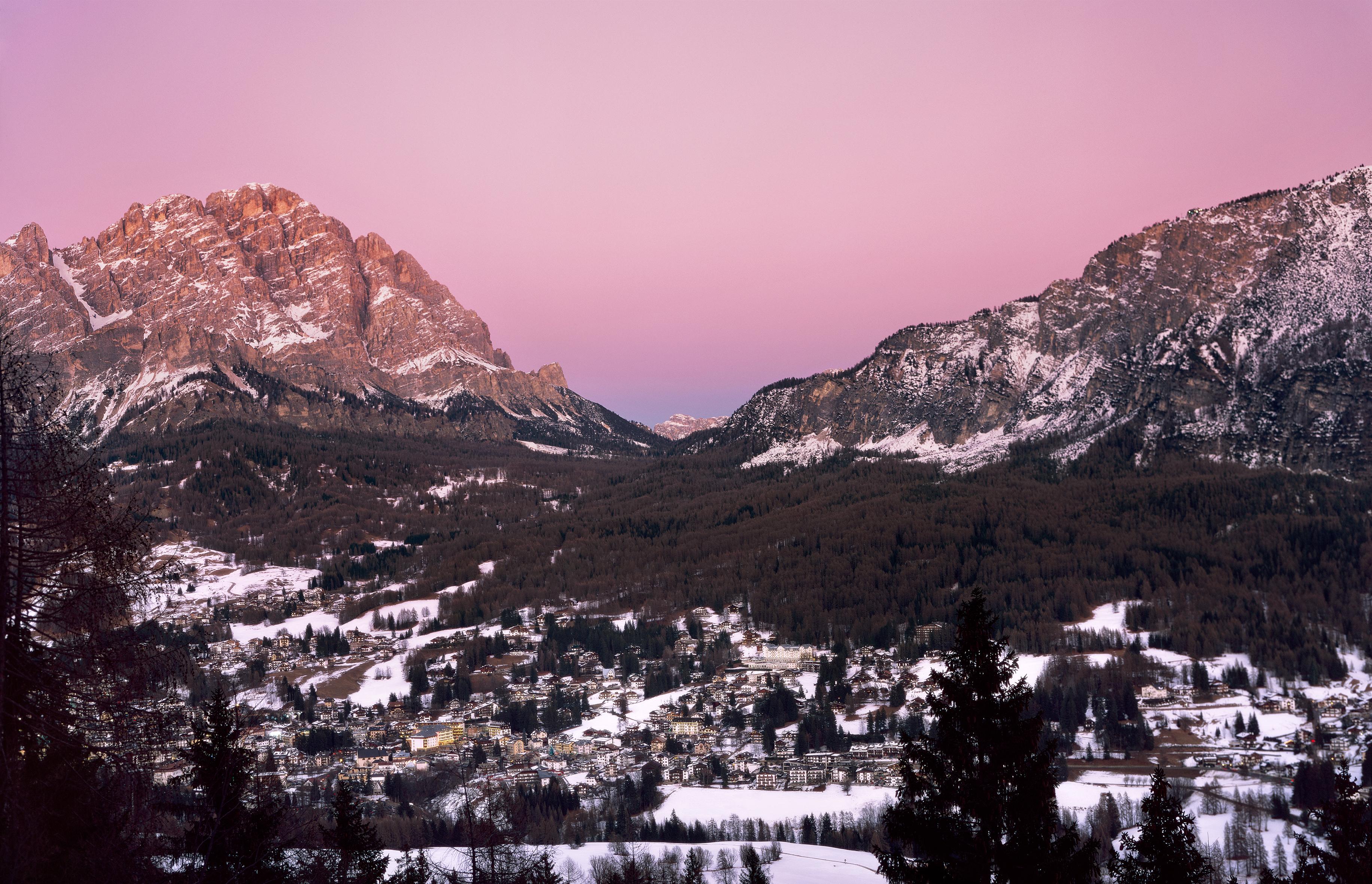 Ugne Pouwell Color Photograph – Cortina d'Ampezzo – Analogue-Sonnenuntergangsfotografie der italienischen Dolomiten Berge