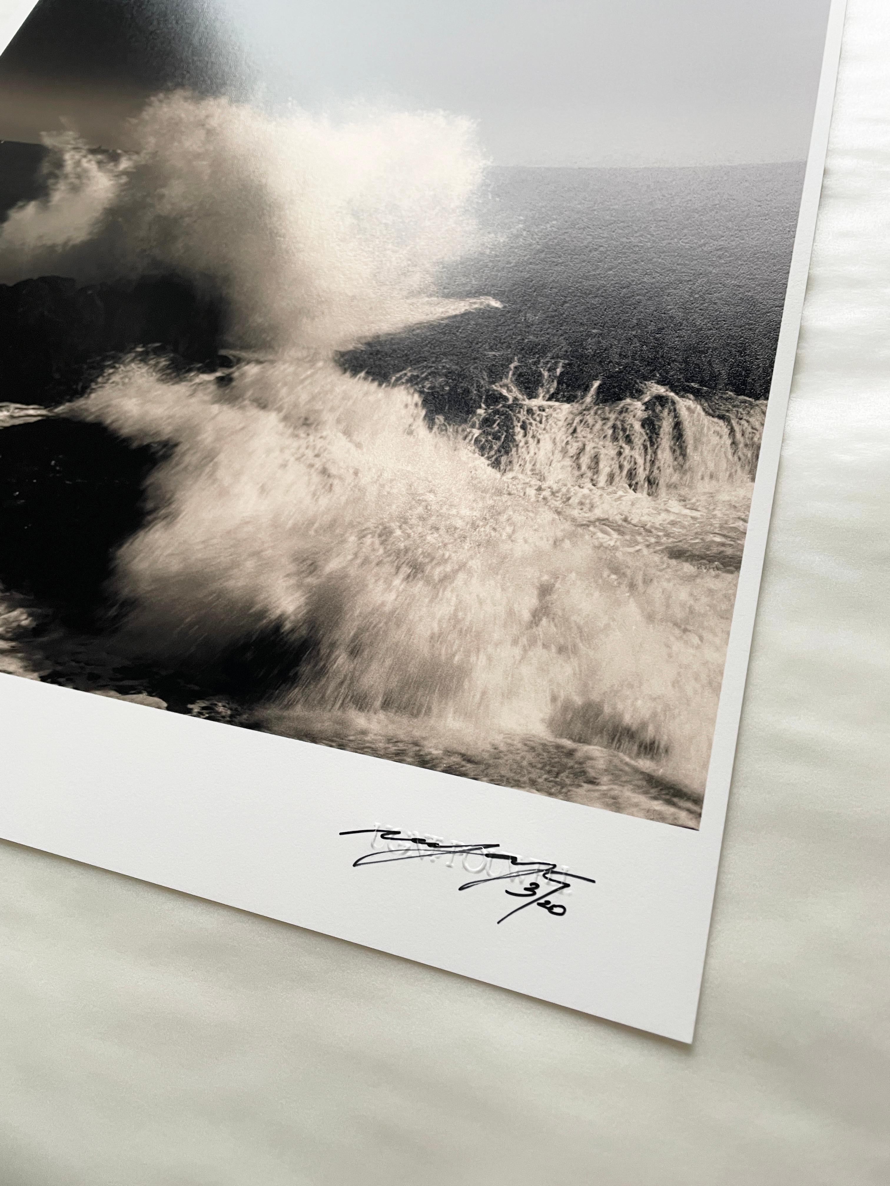 Crash - einfarbige Küstenfotografie, limitierte Auflage von 20 Stück (Zeitgenössisch), Photograph, von Ugne Pouwell