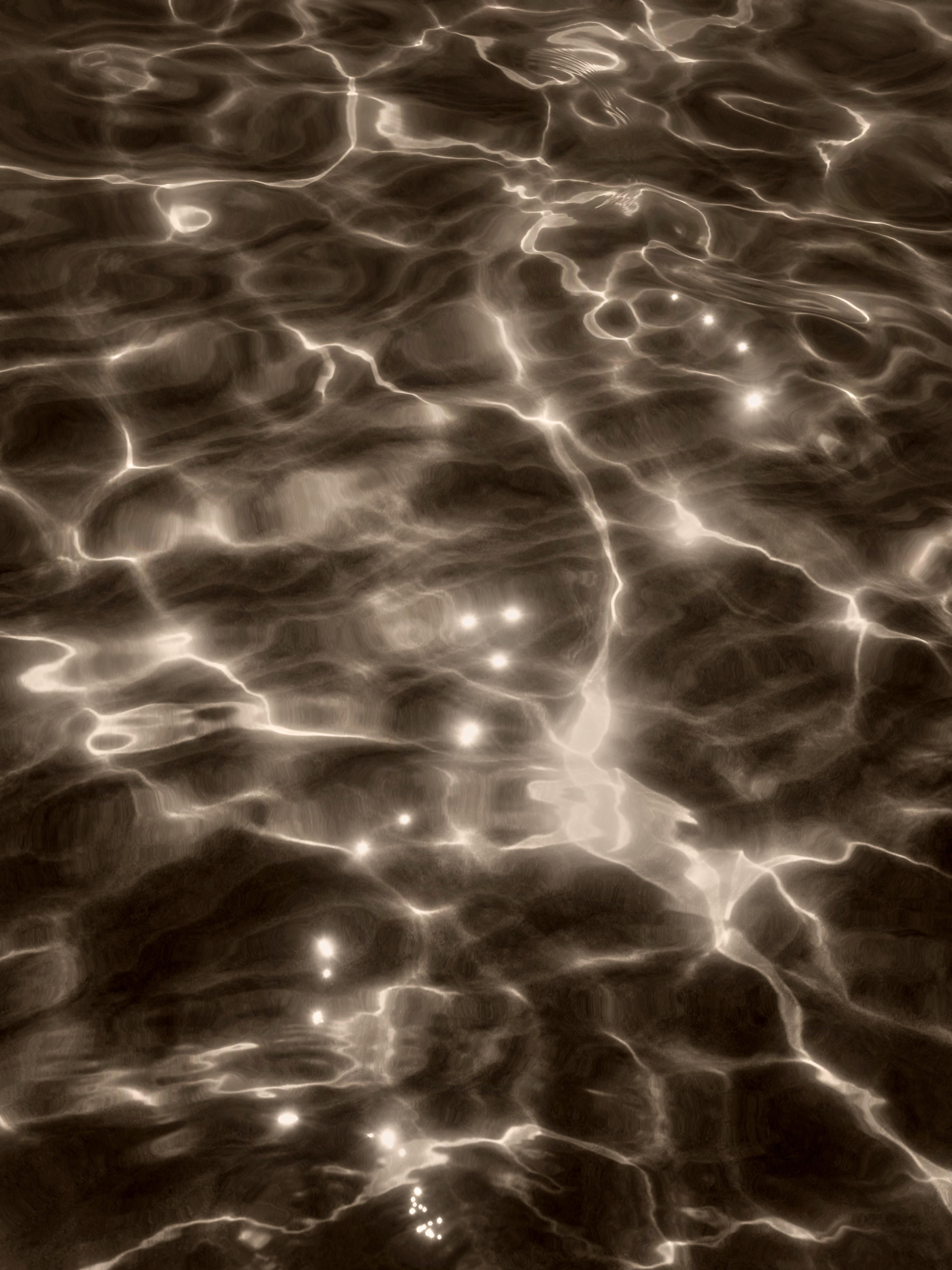 Landscape Photograph Ugne Pouwell - Rêve crétois n°2 -  Abstraction aquatique monochrome, édition limitée à 20 exemplaires