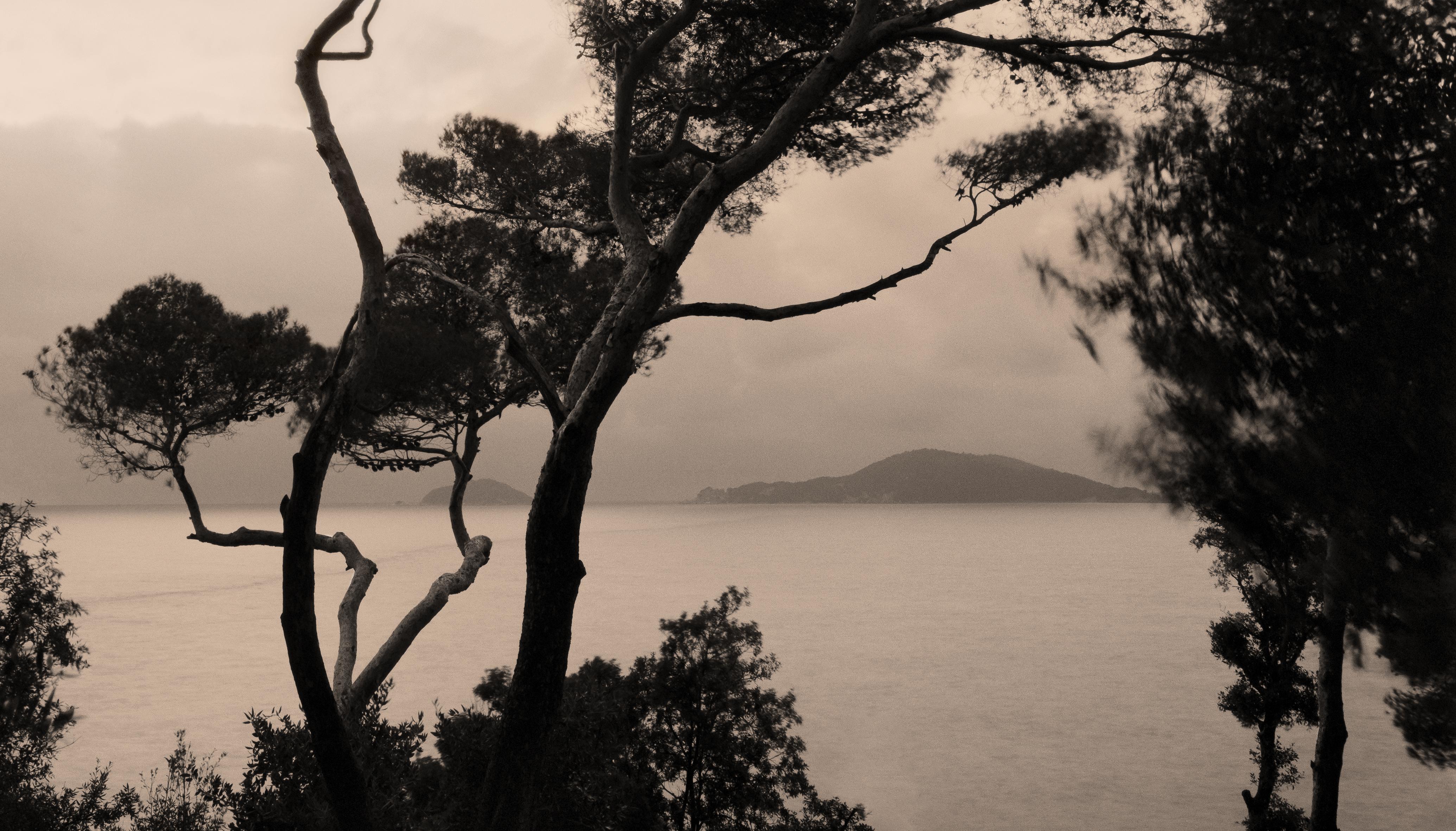 Ugne Pouwell Black and White Photograph – Currents – analoge Landschaftsfotografie der italienischen Riviera