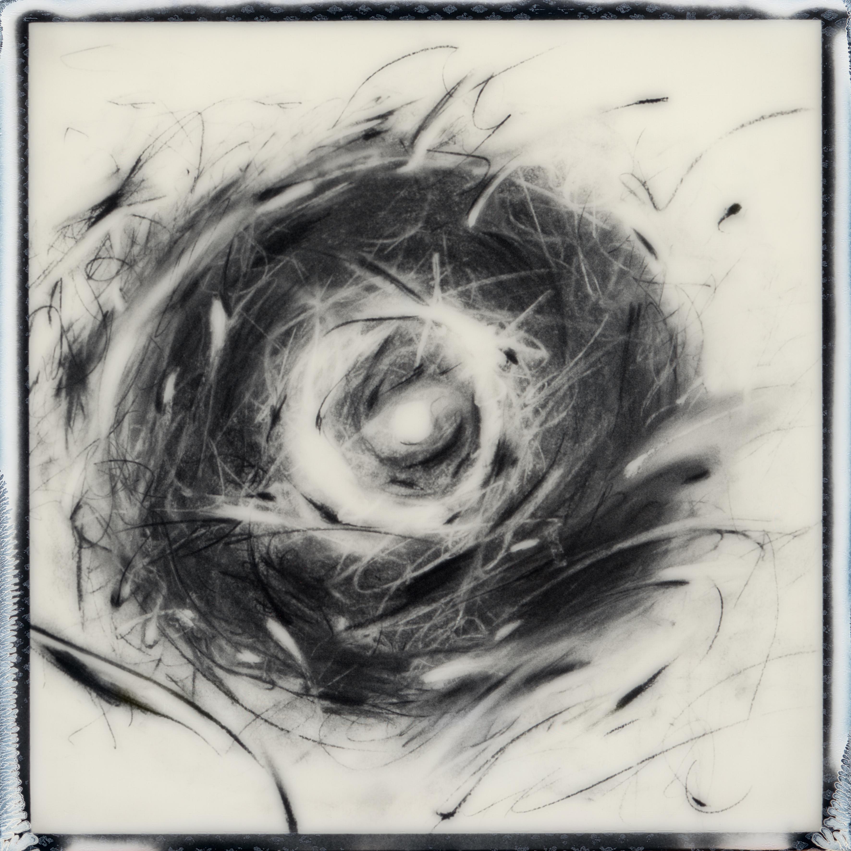 Descent into Fusion - photographie abstraite au fusain polaroid, édition limitée à 10 exemplaires