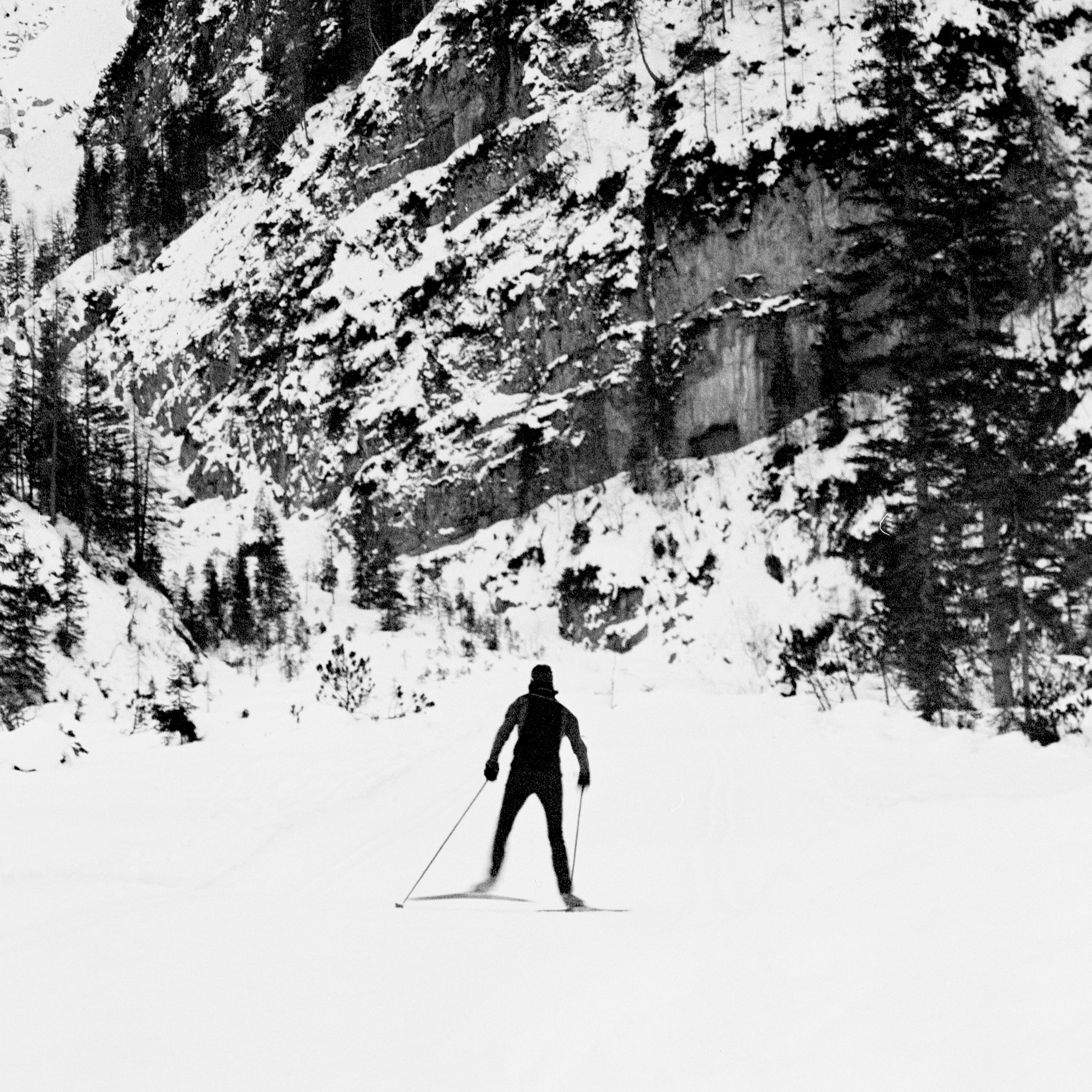 Dolomiten – Analogue Schwarz-Weiß-Fotografie der italienischen Dolomiten – Photograph von Ugne Pouwell
