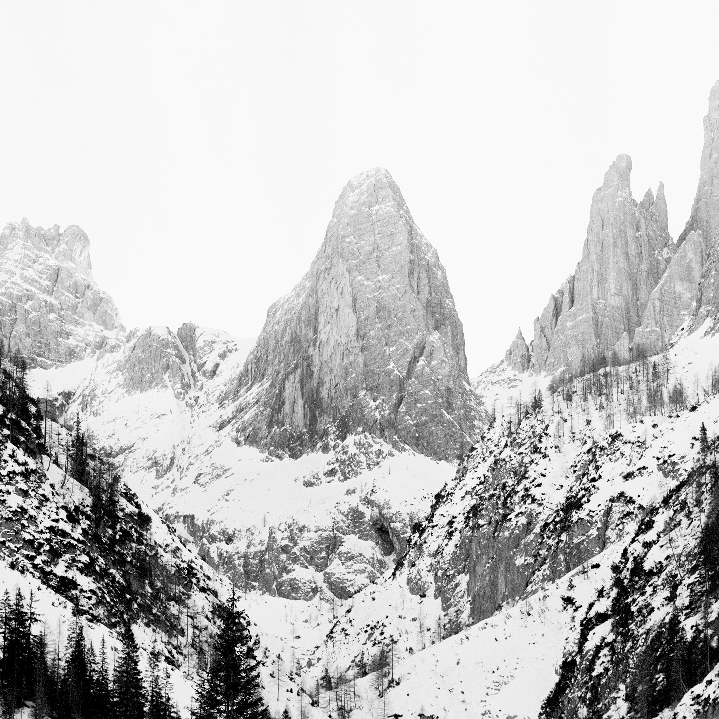 Dolomiten – Analogue Schwarz-Weiß-Fotografie der italienischen Dolomiten (Zeitgenössisch), Photograph, von Ugne Pouwell