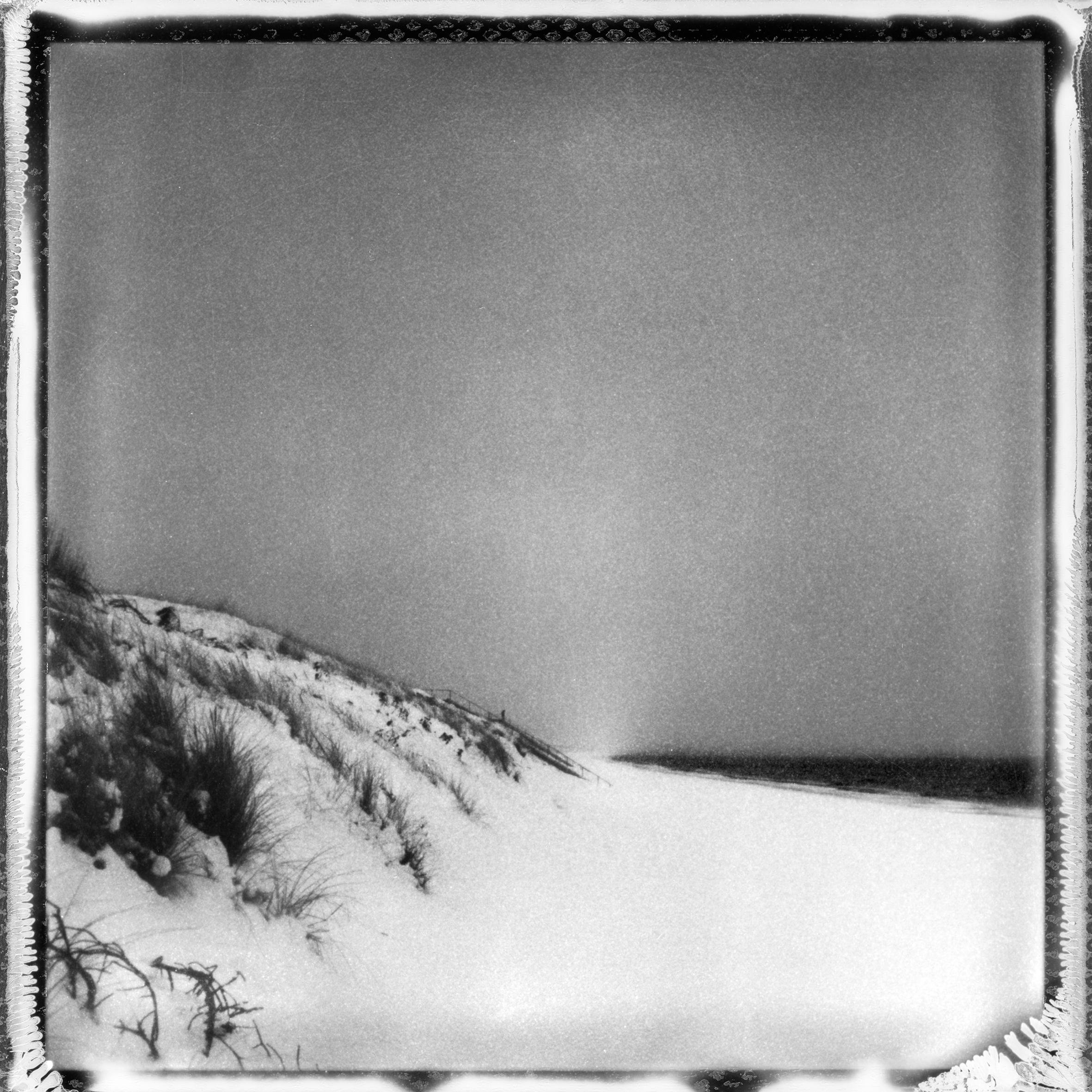 „Frozen beach #2“ – Schwarz-Weiß- analoge Landschaftsfotografie in Schwarz-Weiß