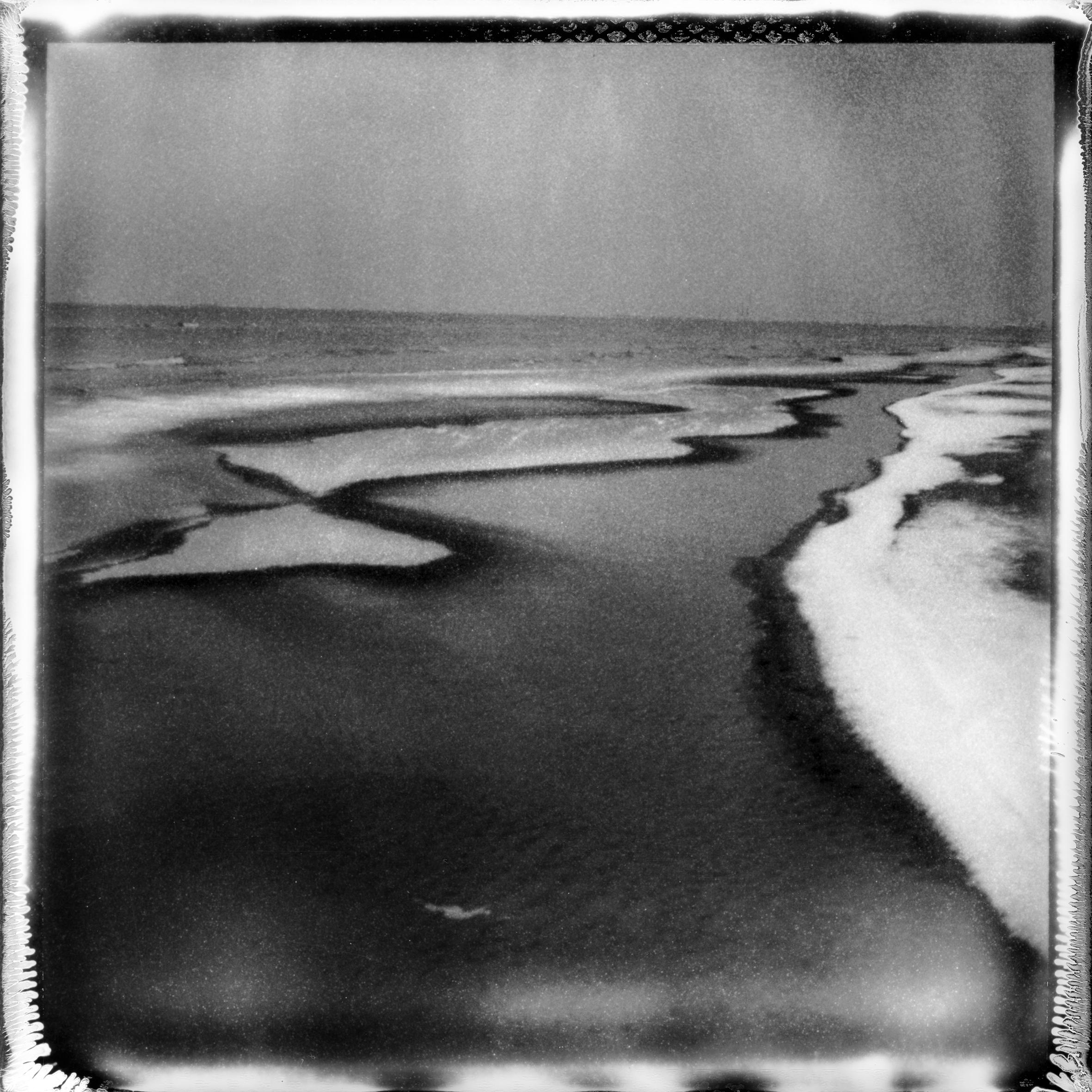 Ugne Pouwell Landscape Photograph – „Frozen beach #3“ – Schwarz-Weiß- analoge Landschaftsfotografie in Schwarz-Weiß
