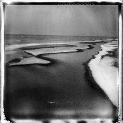 „Frozen beach #3“ – Schwarz-Weiß- analoge Landschaftsfotografie in Schwarz-Weiß