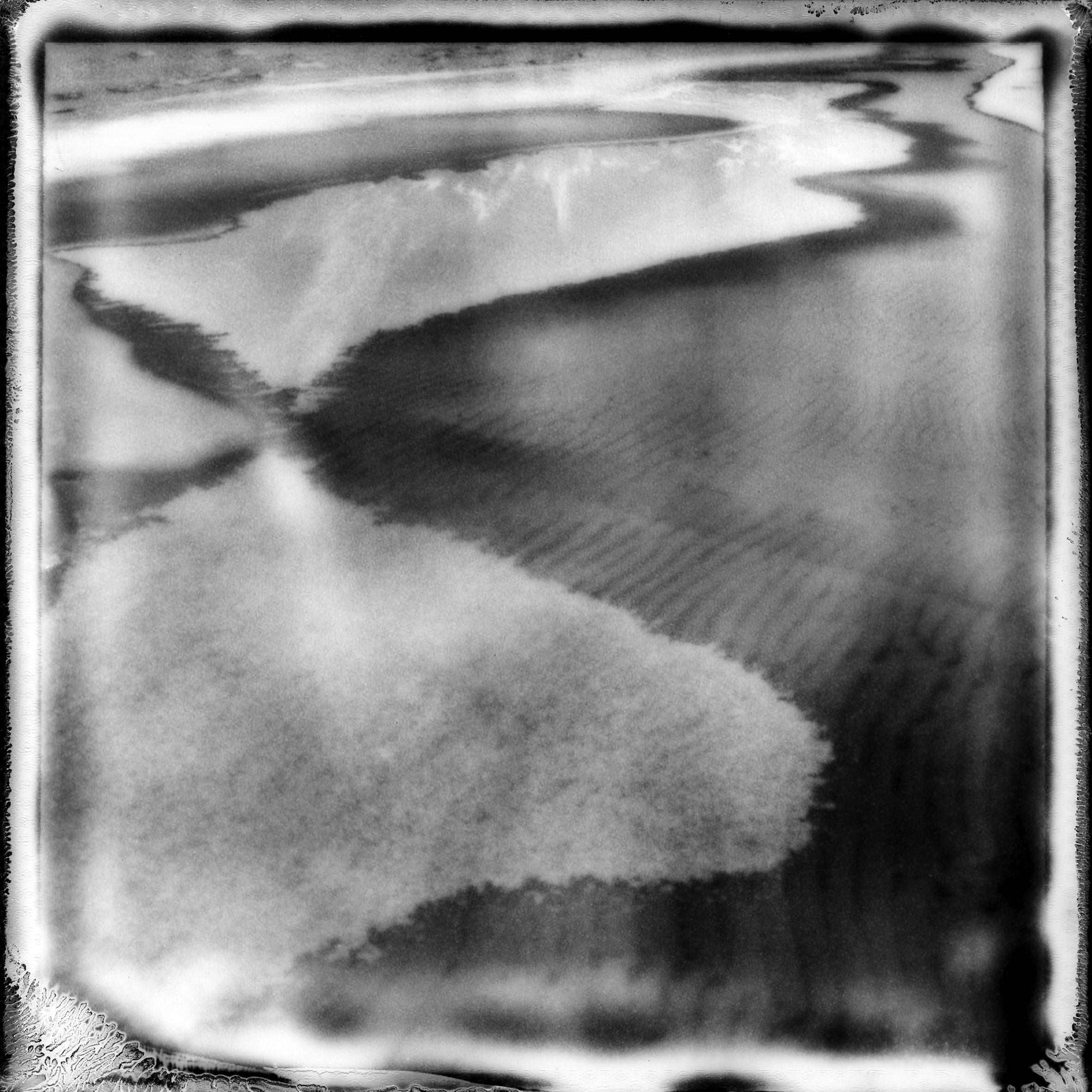 Ugne Pouwell Black and White Photograph – „Frozen beach #4“ – Schwarz-Weiß- analoge Landschaftsfotografie in Schwarz-Weiß