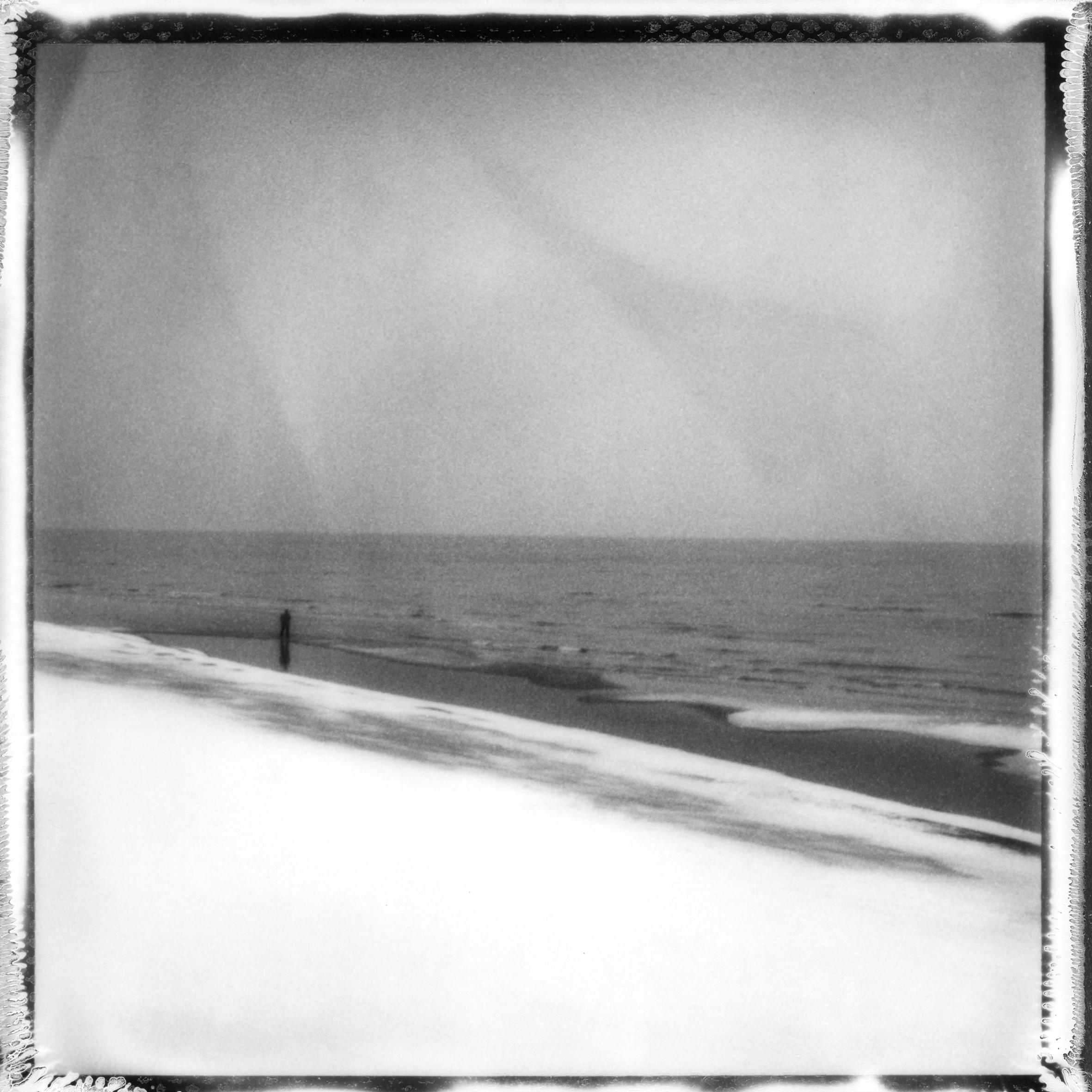 „Frozen beach #6“ – Schwarz-Weiß- analoge Landschaftsfotografie in Schwarz-Weiß