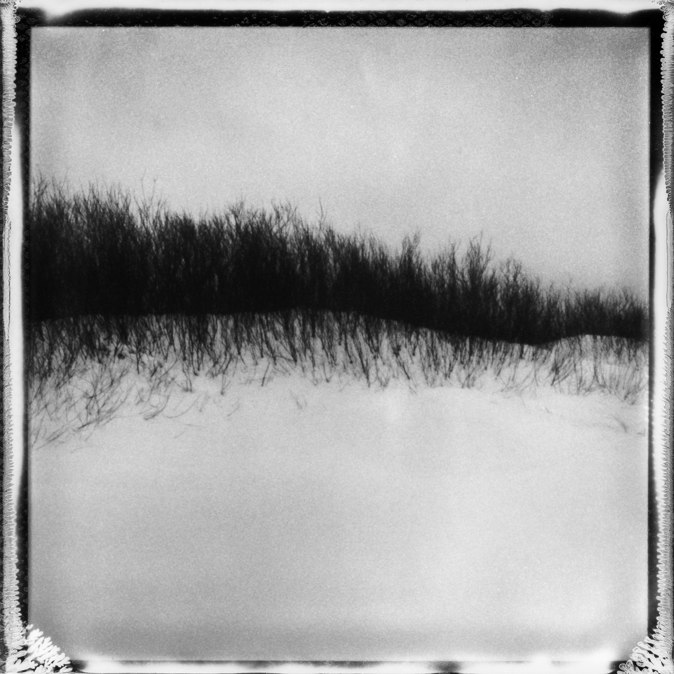 Black and White Photograph Ugne Pouwell - 'Frozen beach #7' - photographie de paysage analogique en noir et blanc