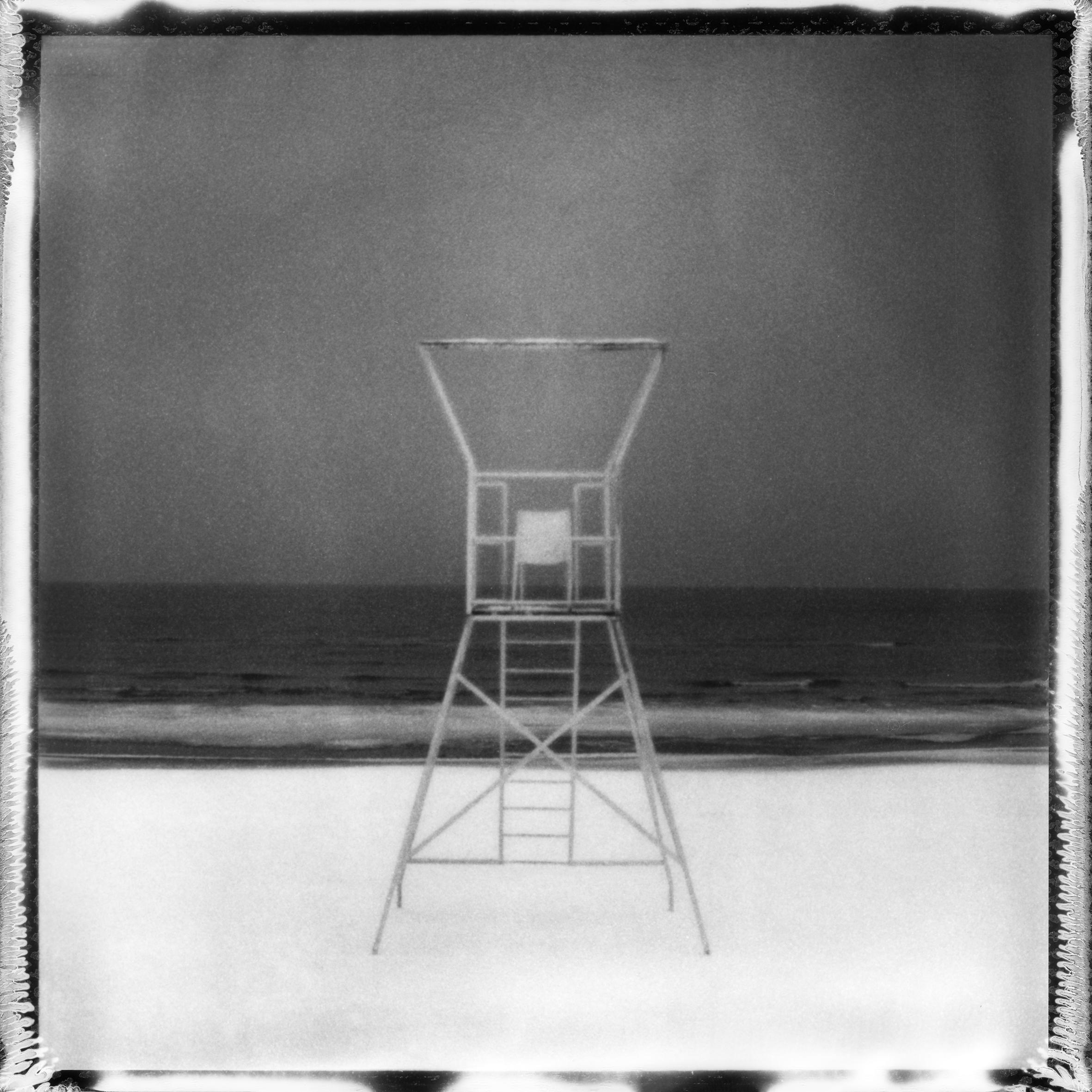 Ugne Pouwell Black and White Photograph – „Frozen beach #8“ – Schwarz-Weiß- analoge Landschaftsfotografie in Schwarz-Weiß