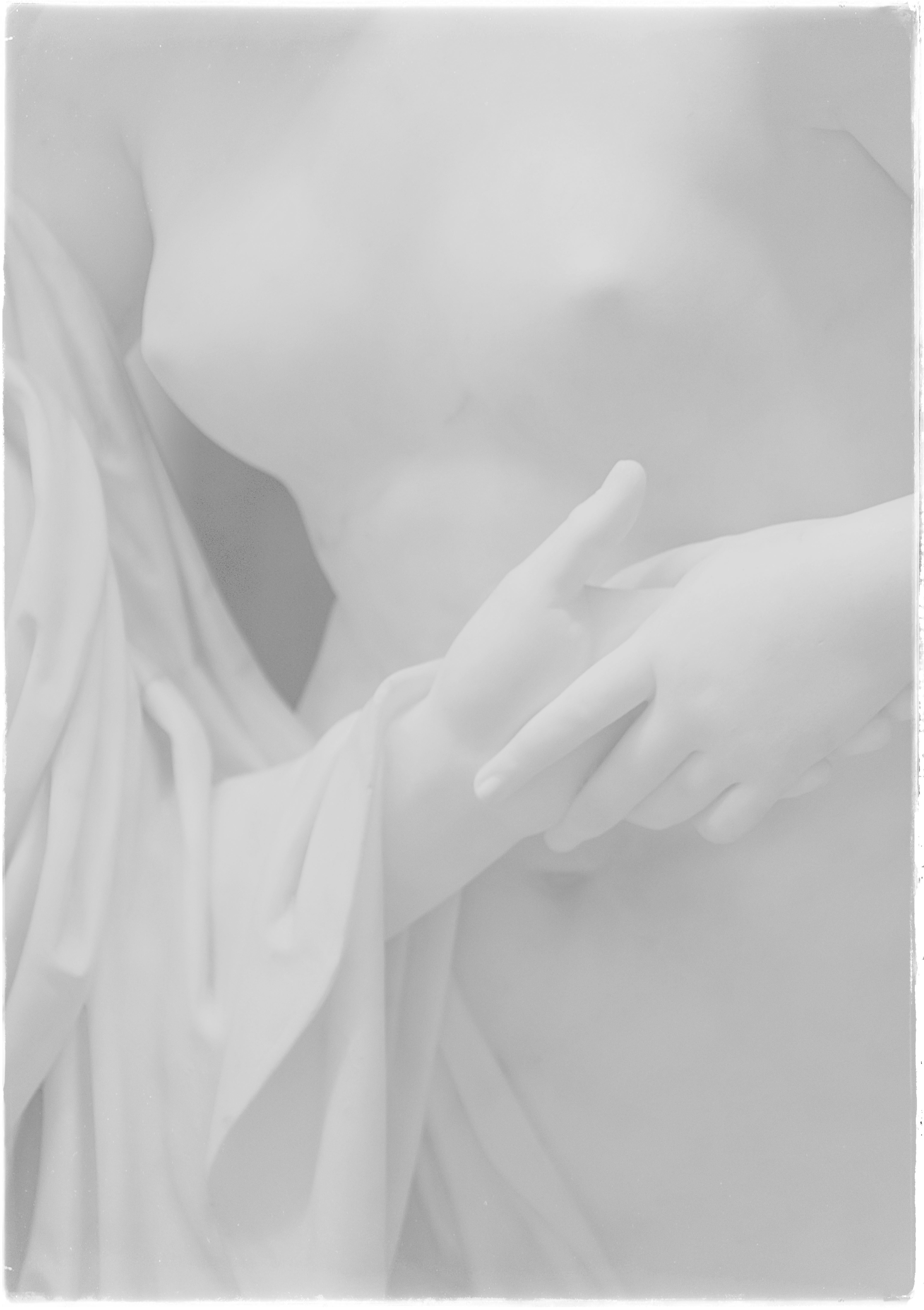Ugne Pouwell Still-Life Photograph – Hand in Hand - Schwarz-Weiß-Fotografie mit weiblicher Marmorfigur