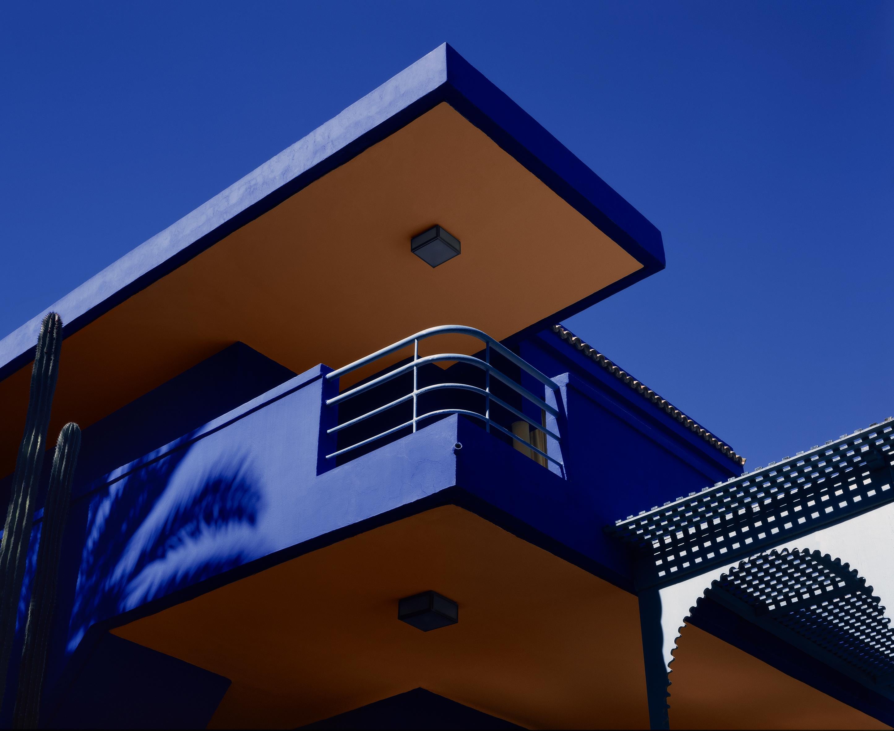 Landscape Photograph Ugne Pouwell - Jardin Majorelle - Photographie d'architecture analogique en couleur du Maroc