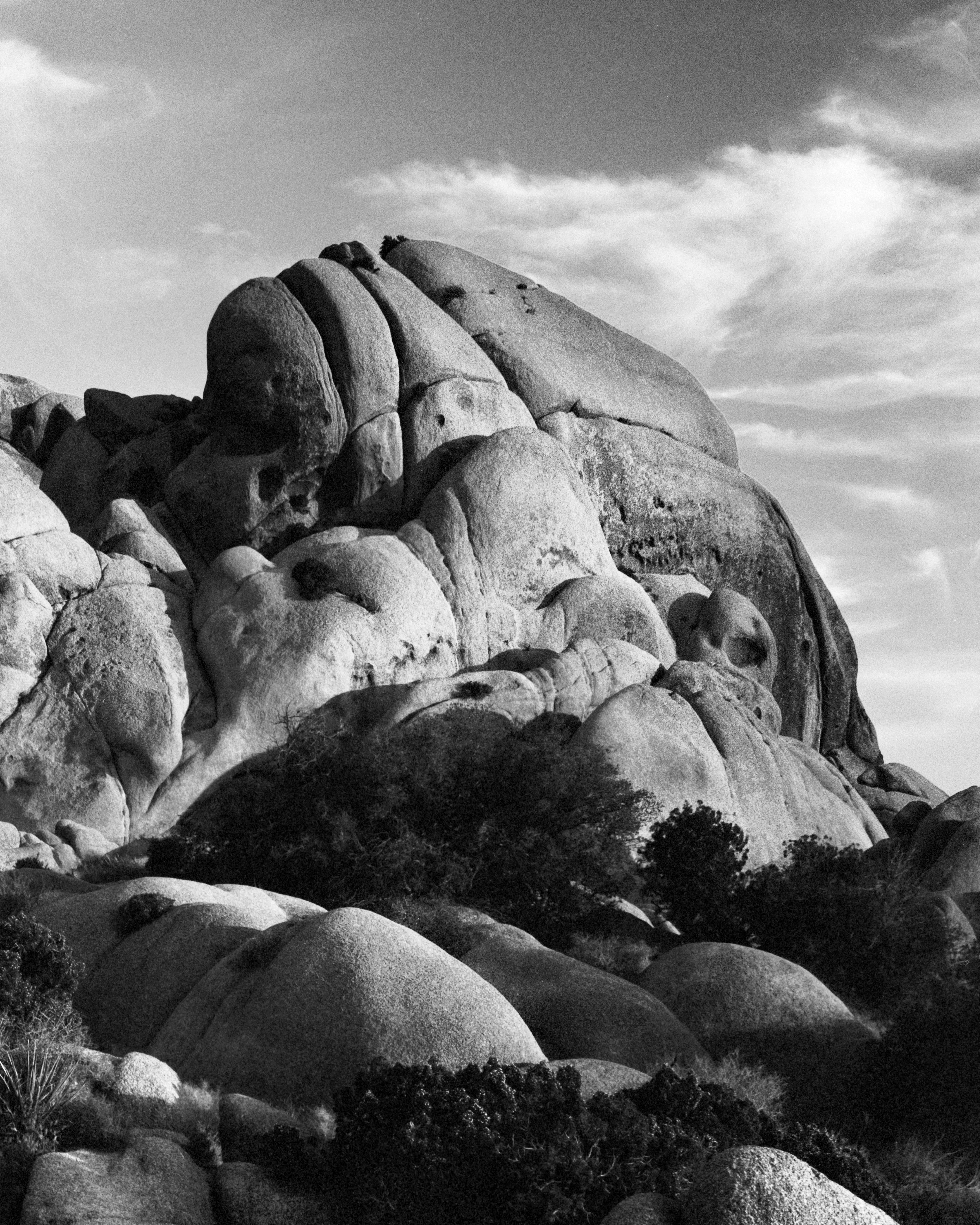Jumbo Rocks California #2 - roches désertiques analogiques noires et blanches  - Photograph de Ugne Pouwell