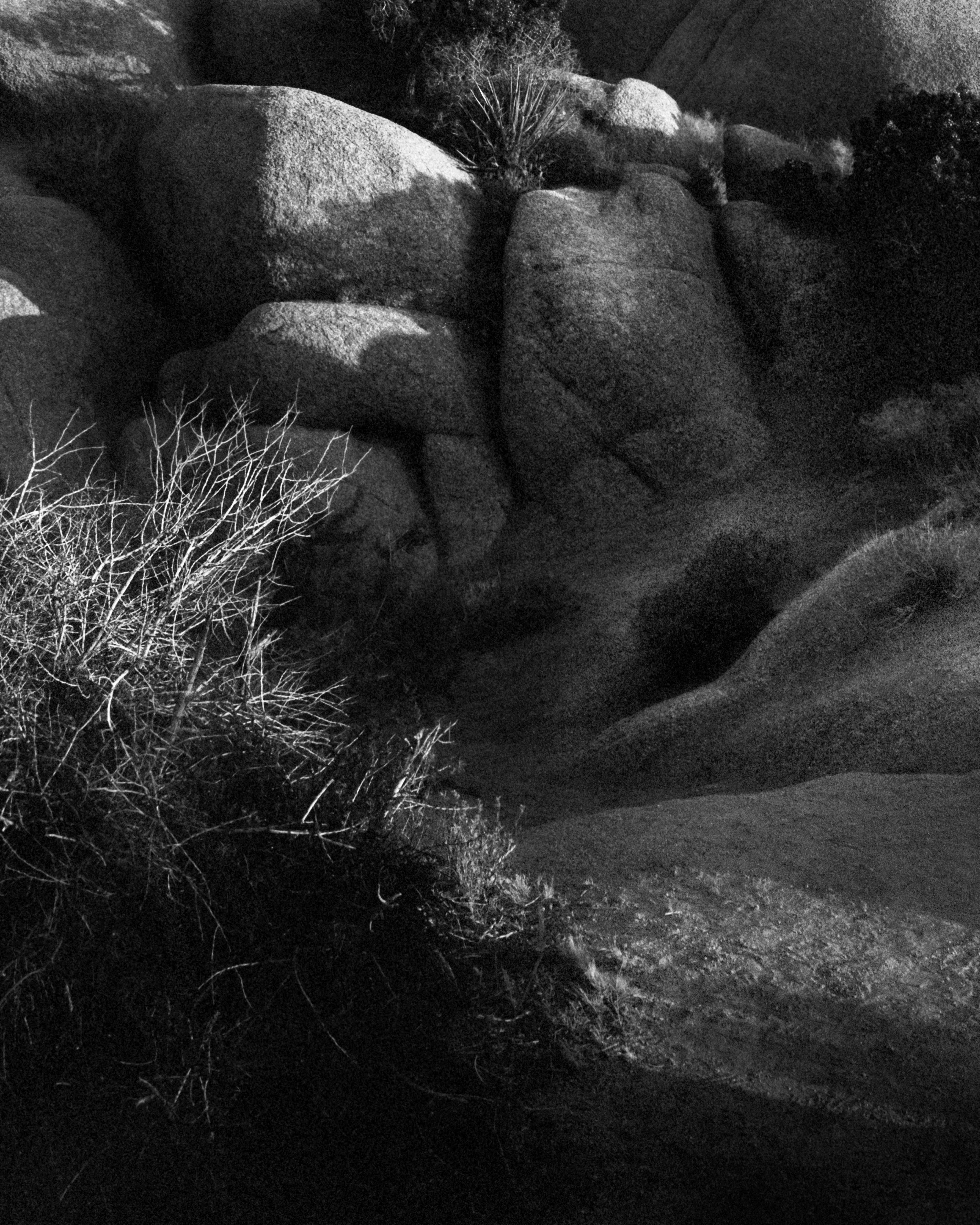 Jumbo Rocks California #2 - roches désertiques analogiques noires et blanches  - Contemporain Photograph par Ugne Pouwell