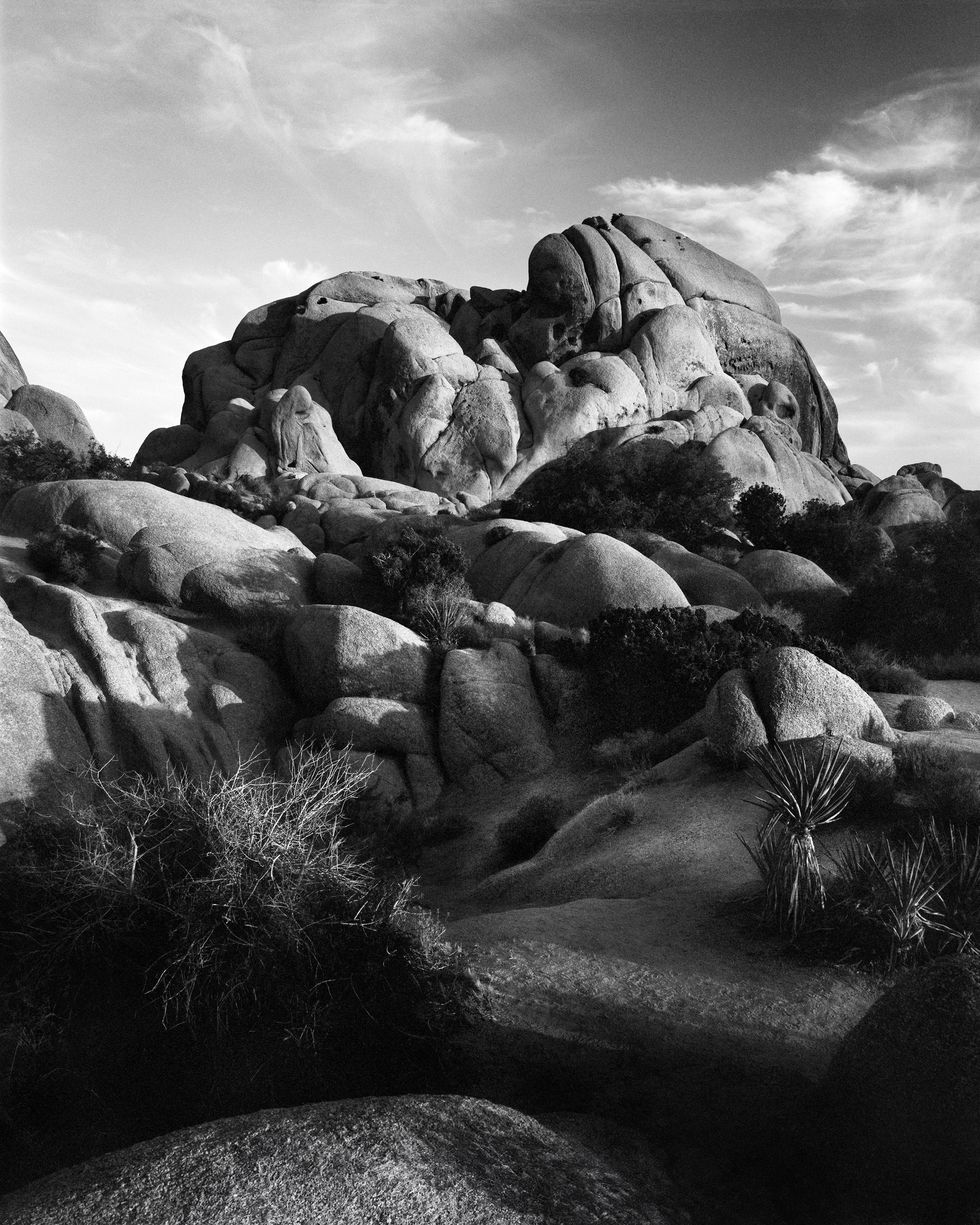 Black and White Photograph Ugne Pouwell - Jumbo Rocks California #2 - roches désertiques analogiques noires et blanches 