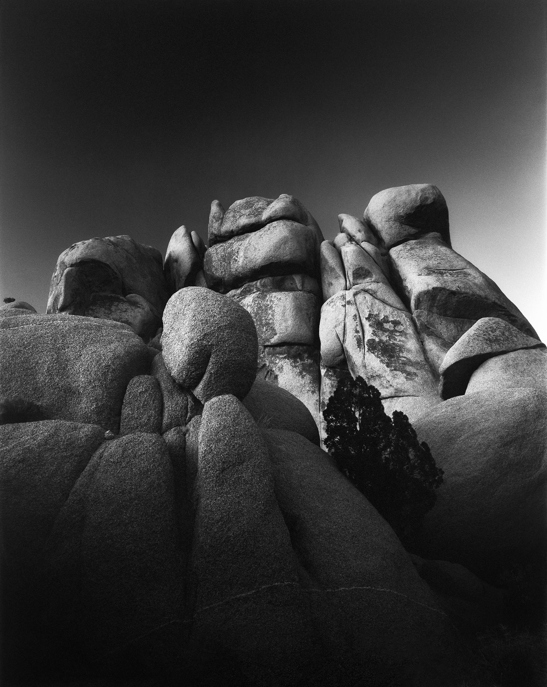 Black and White Photograph Ugne Pouwell - Jumbo Rocks Californie - roches désertiques analogiques noires et blanches 