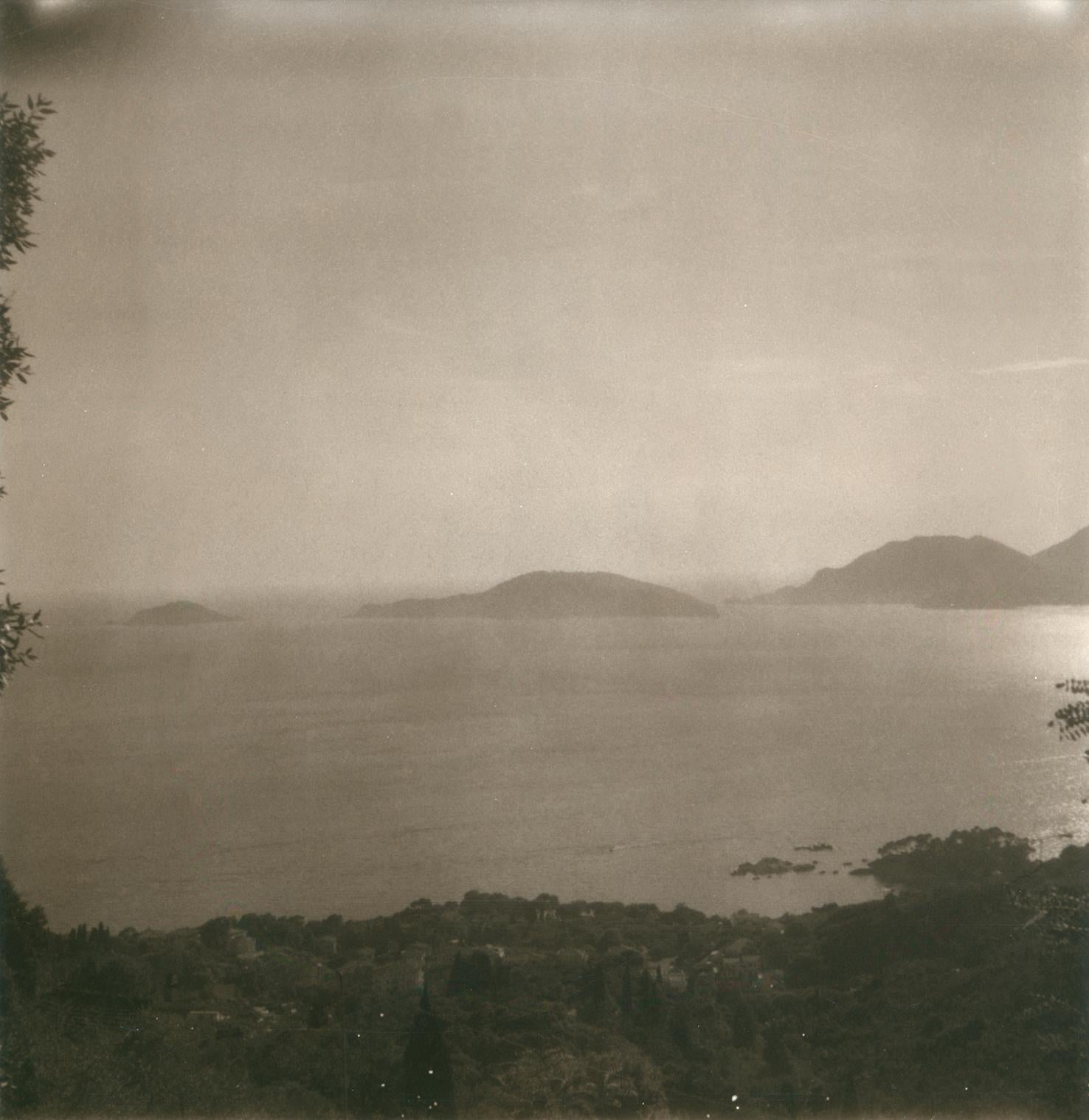 Black and White Photograph Ugne Pouwell - Lerici 251 - Photographie polaroïd de paysage côtier, édition limitée à 20 exemplaires
