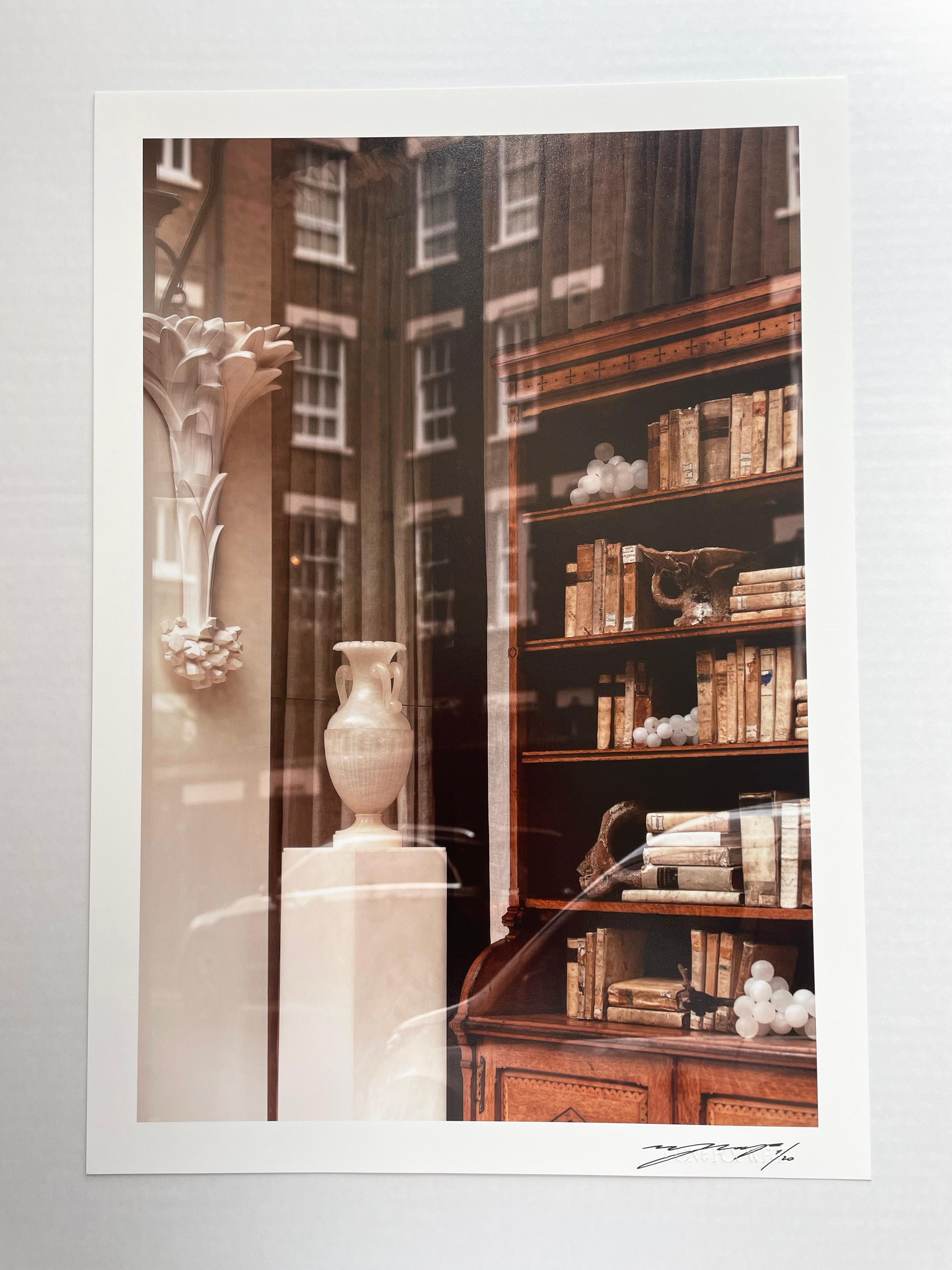 Library – altes, rustikales Bibliotheksdesign, Farbfotografie, limitierte Auflage von 20 Stück – Photograph von Ugne Pouwell