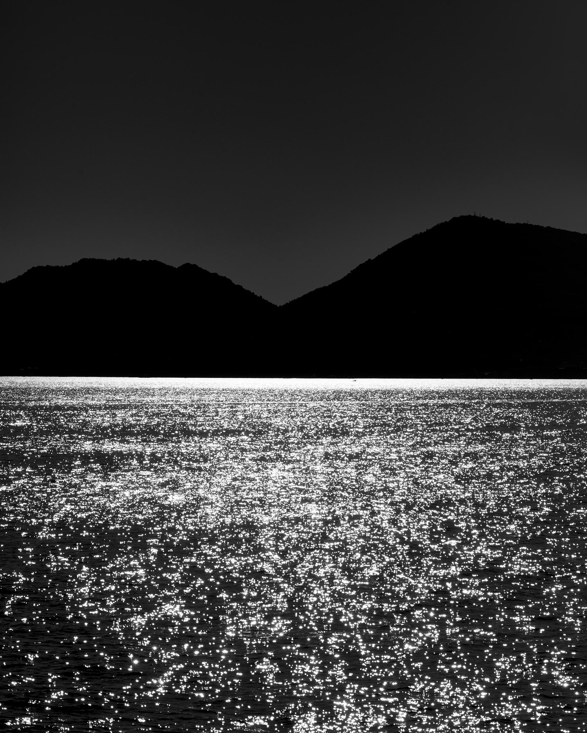 Ugne Pouwell Black and White Photograph – Ligurisches Glühen - Landschaftsfotografie der italienischen Küste, Limitierte Auflage von 20 Stück