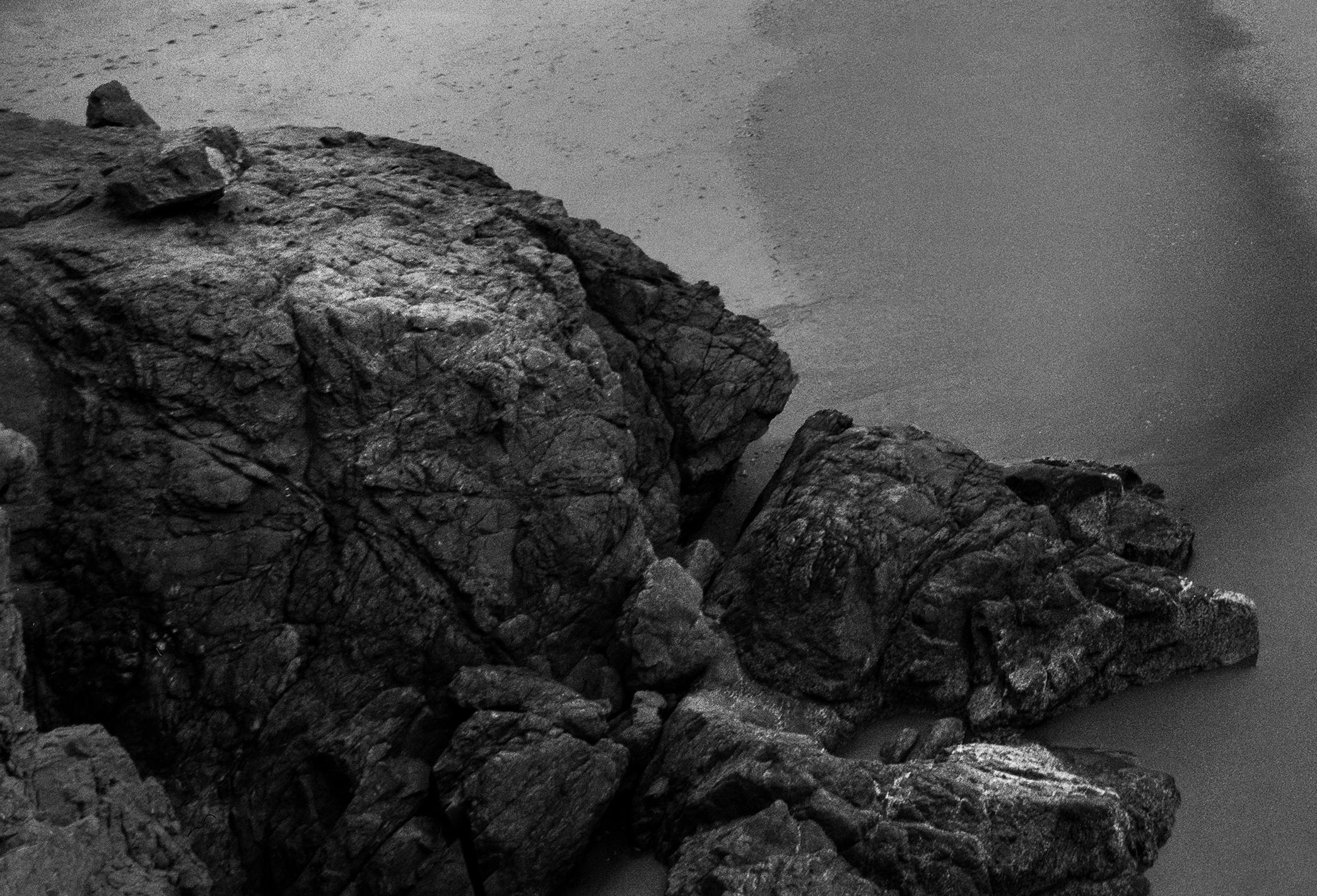 Long beach - fotografia costiera in bianco e nero, edizione limitata a 10 esemplari - Photograph Contemporaneo di Ugne Pouwell