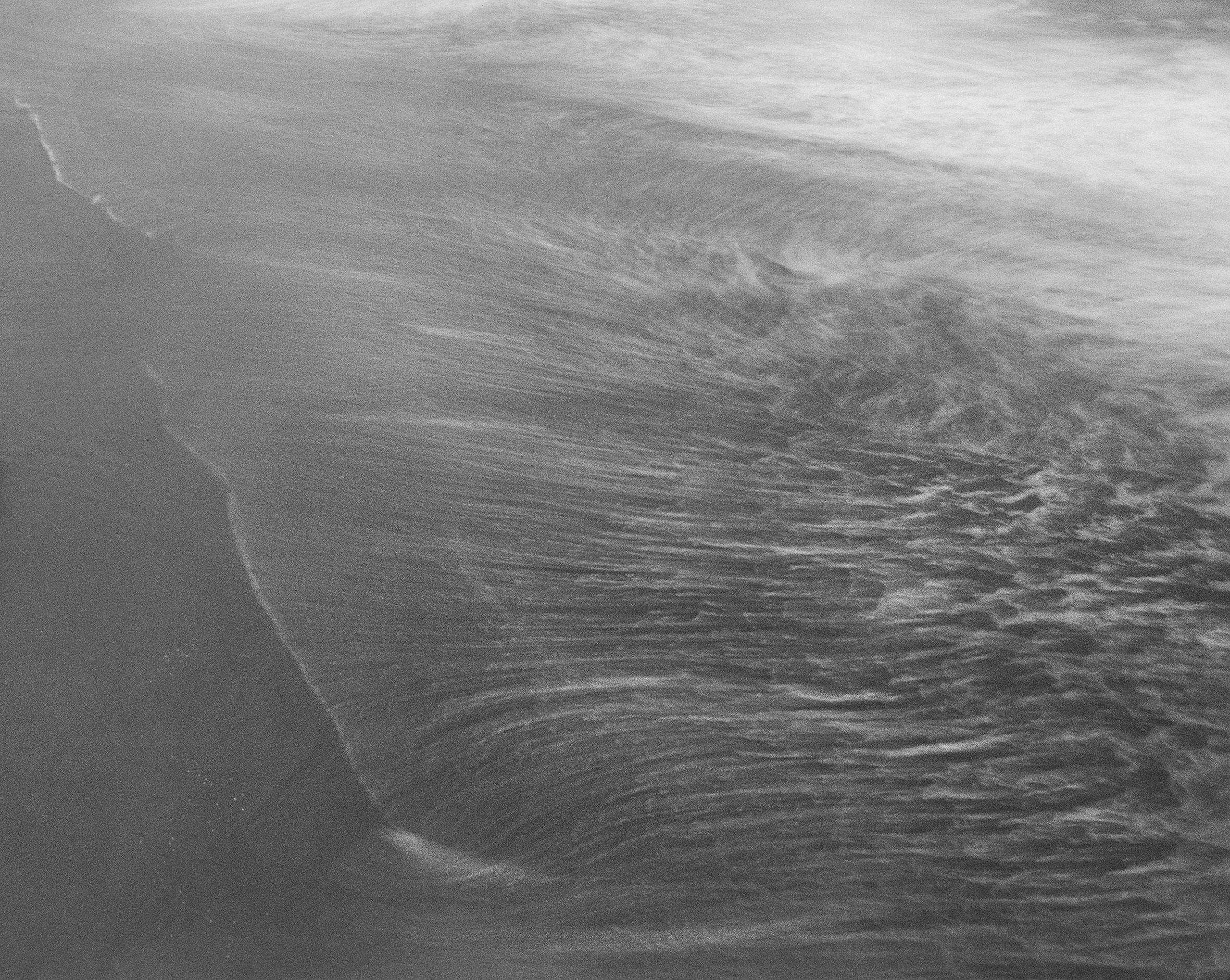 Long beach - fotografia costiera in bianco e nero, edizione limitata a 10 esemplari - Still-Life Photograph Grigio di Ugne Pouwell