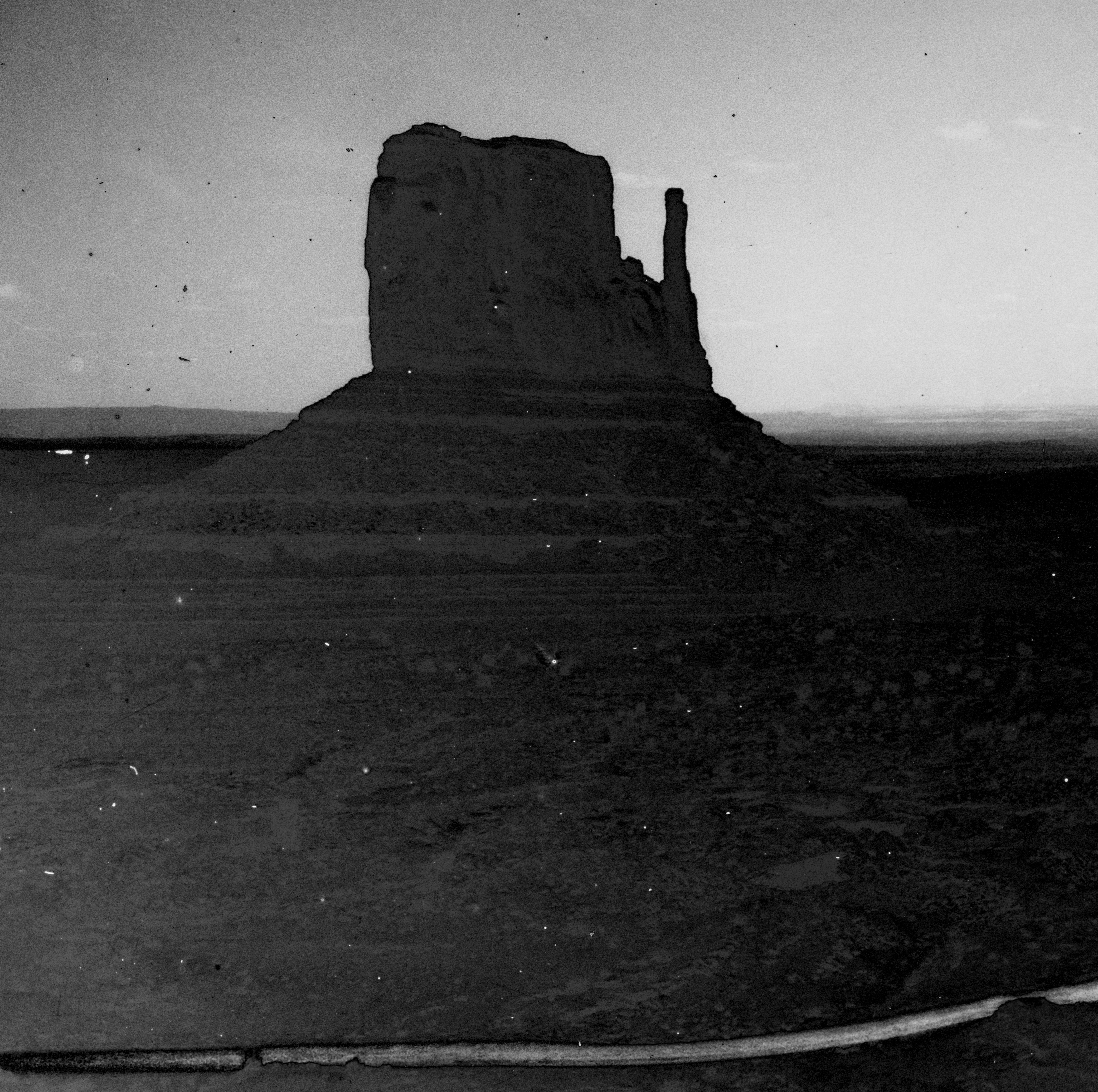 Monument Valley – analoge Schwarz-Weiß-Weiß-Wüstenfotografie 30x45cm – Photograph von Ugne Pouwell