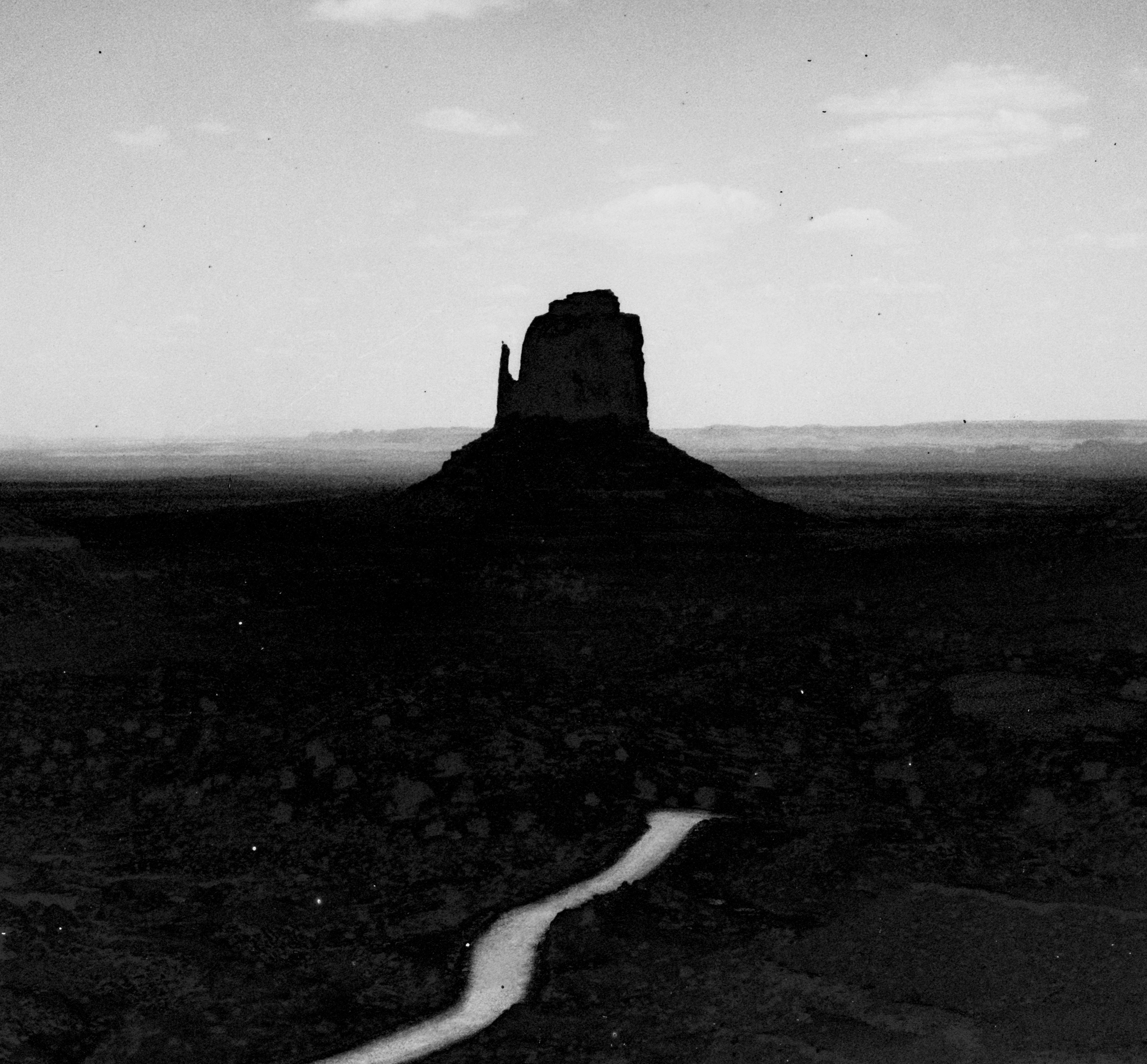 Monument Valley – analoge Schwarz-Weiß-Weiß-Wüstenfotografie 30x45cm (Zeitgenössisch), Photograph, von Ugne Pouwell