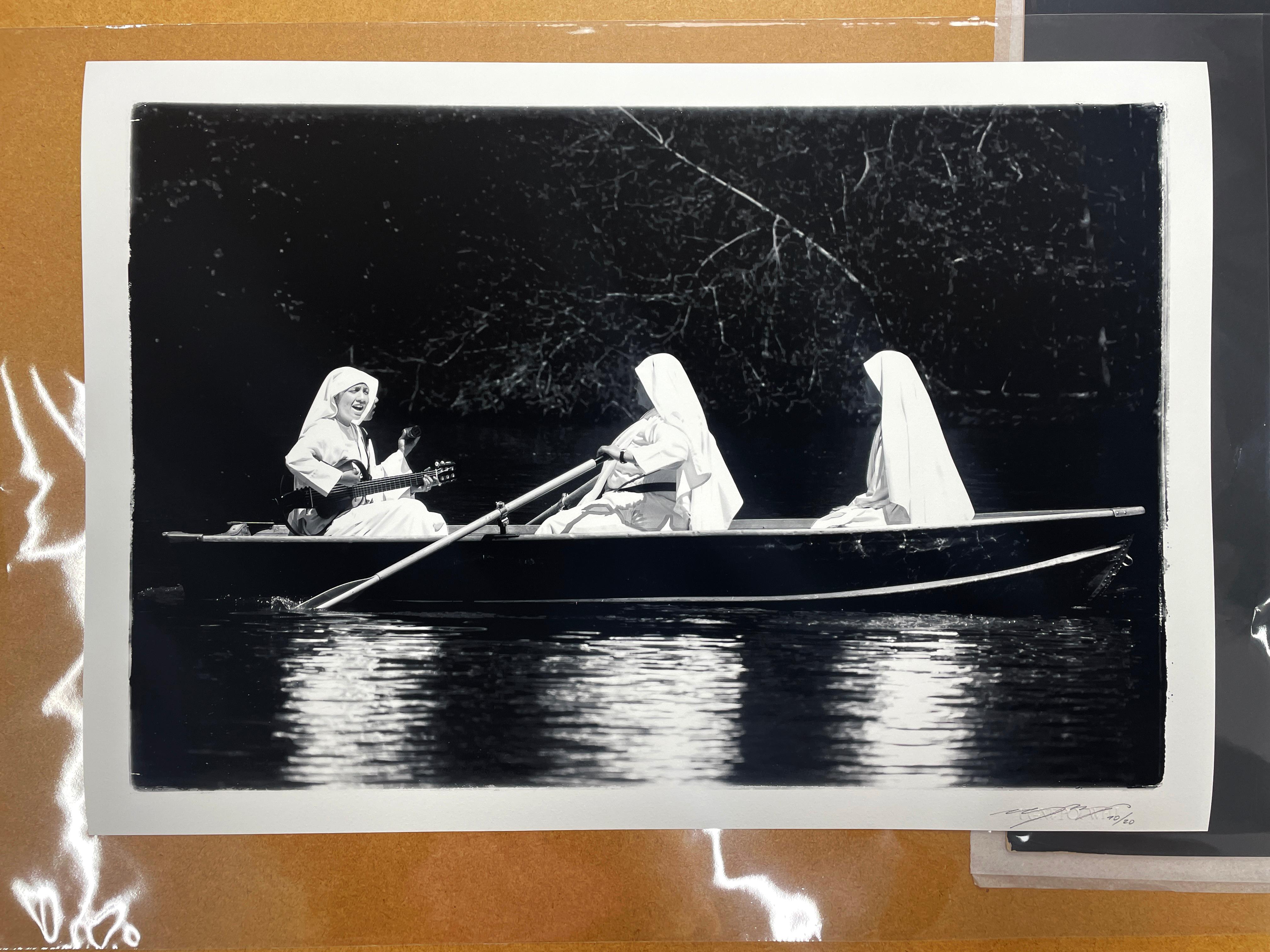 Nuns of New York – Schwarz-Weiß-Fotografie, limitierte Auflage 11 von 20 Stück (Zeitgenössisch), Photograph, von Ugne Pouwell