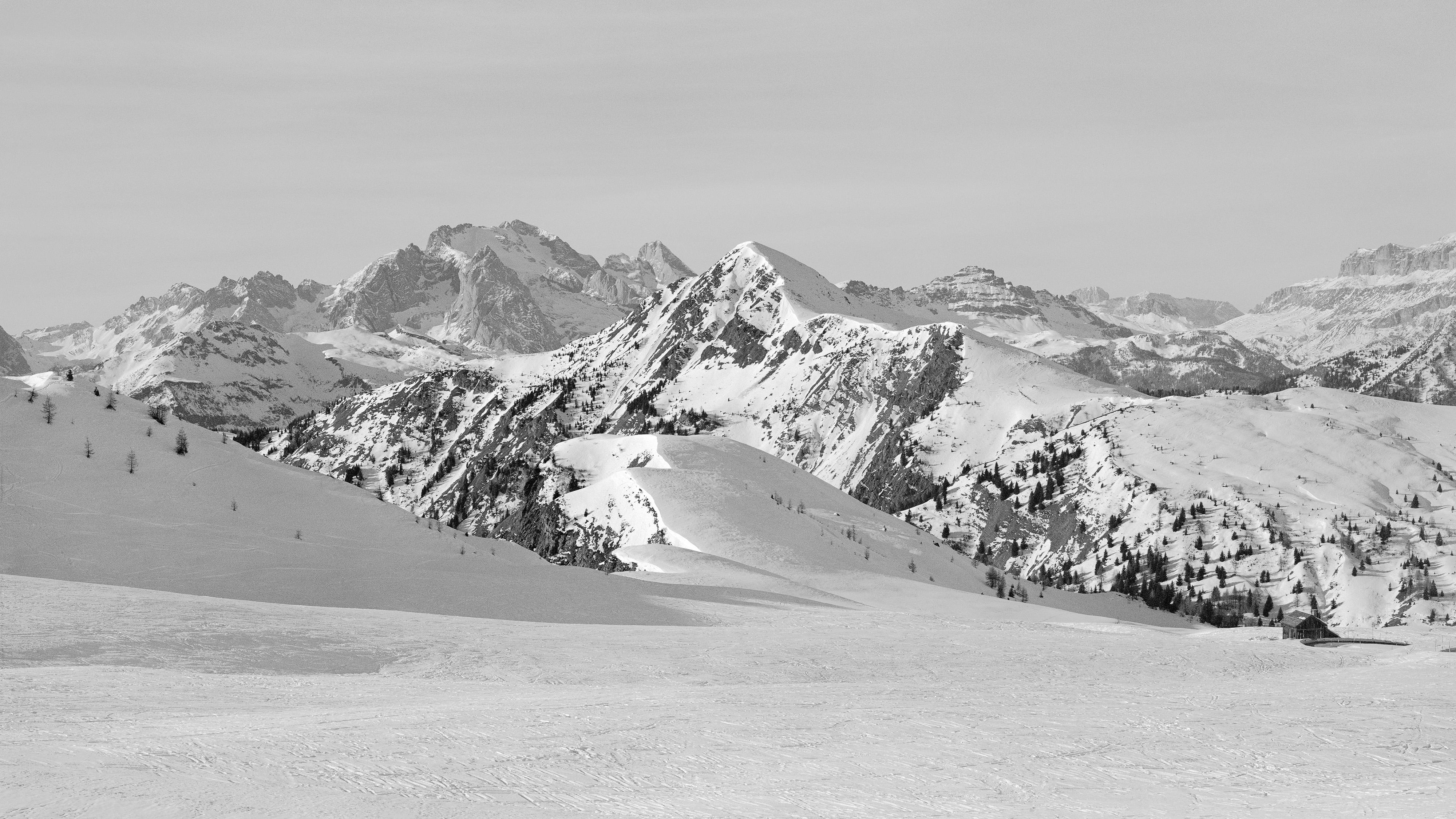 Ugne Pouwell Black and White Photograph – Pale peaks – Analogue Schwarz-Weiß-Fotografie der italienischen Dolomitenfotografie