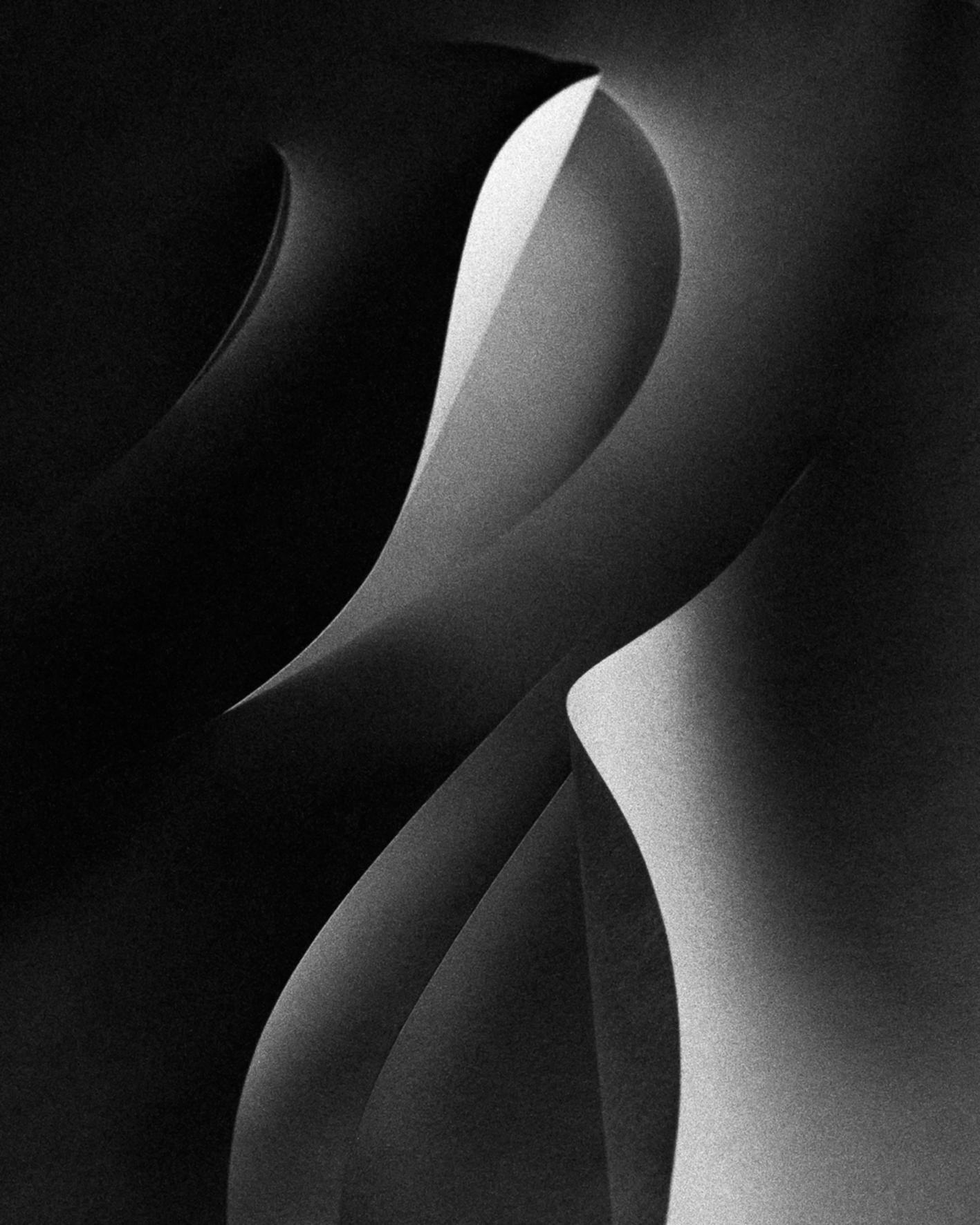 Ugne Pouwell Black and White Photograph – Papierschnitt – analoge abstrakte Schwarz-Weiß-Fotografie. Ltd. 10