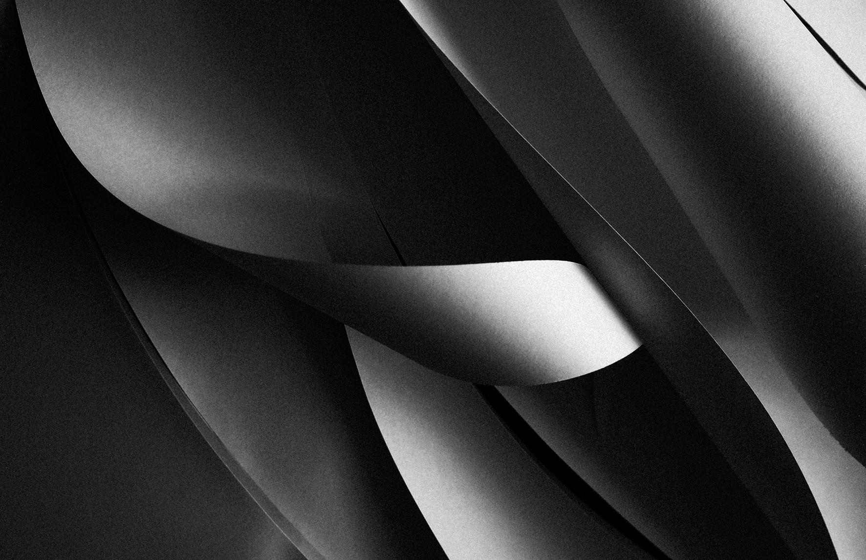 Papierfluss – abstrakte Schwarz-Weiß-Fotografie auf Papier