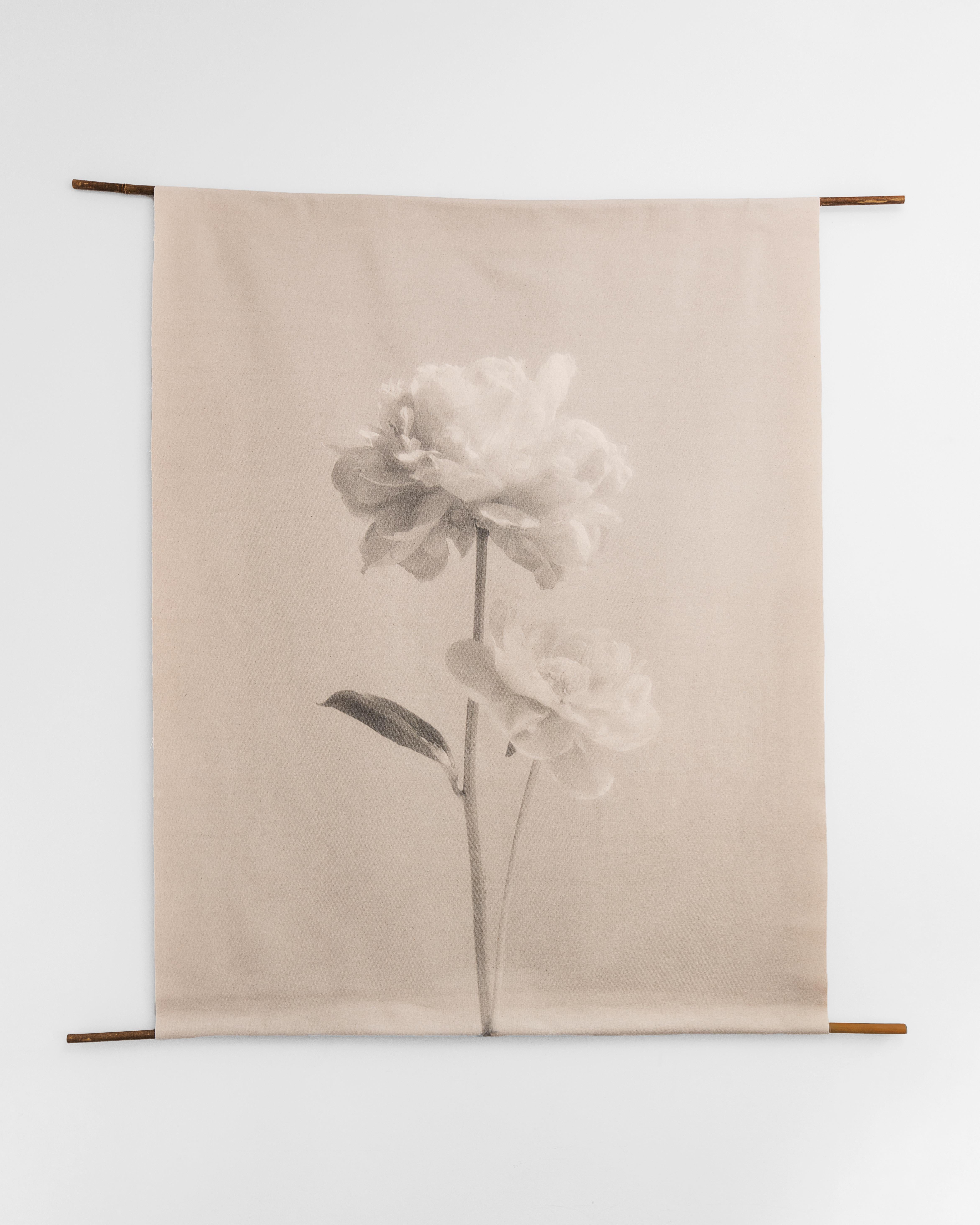Ugne Pouwell Black and White Photograph – Baumwoll-Leinwandschnörkel „Peony no.2“, Blumenfotografie, limitierte Auflage 2 von 5 Stück