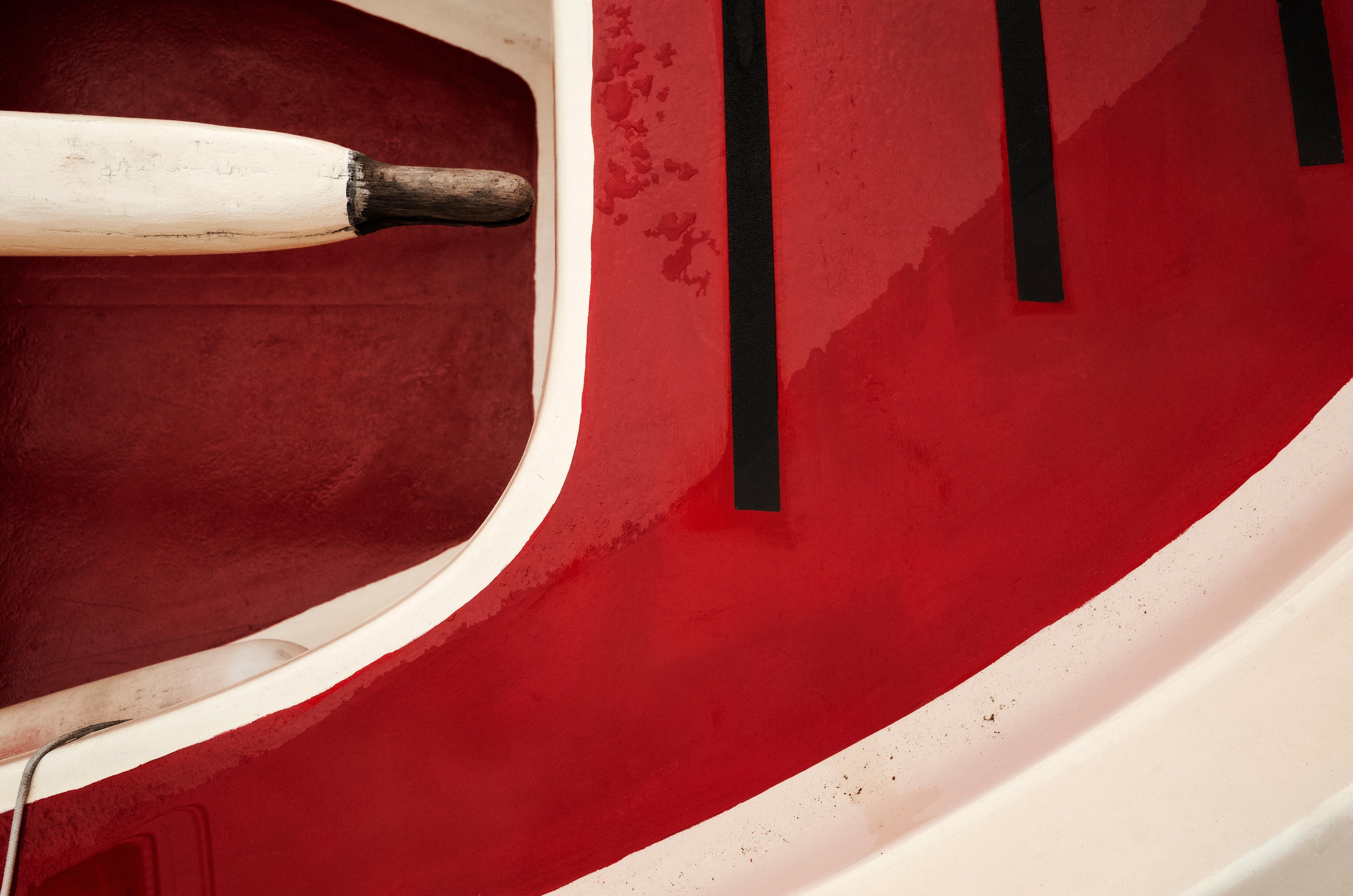 Red Boat – Stillleben-Farbfotografie in limitierter Auflage von 20 Stück