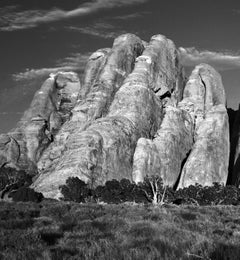 Sand Dune Arches #2- Schwarz-Weiß-Bergbögenfotografie, limitierte Auflage von 20 Stück