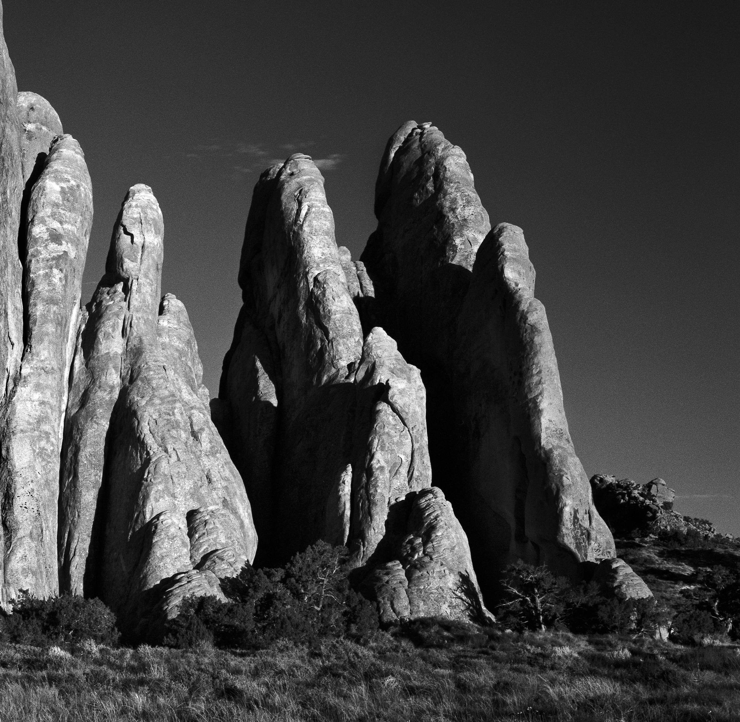 Sand Dune Arches #2- Schwarz-Weiß-Bergbögenfotografie, limitierte Auflage von 20 Stück (Zeitgenössisch), Photograph, von Ugne Pouwell