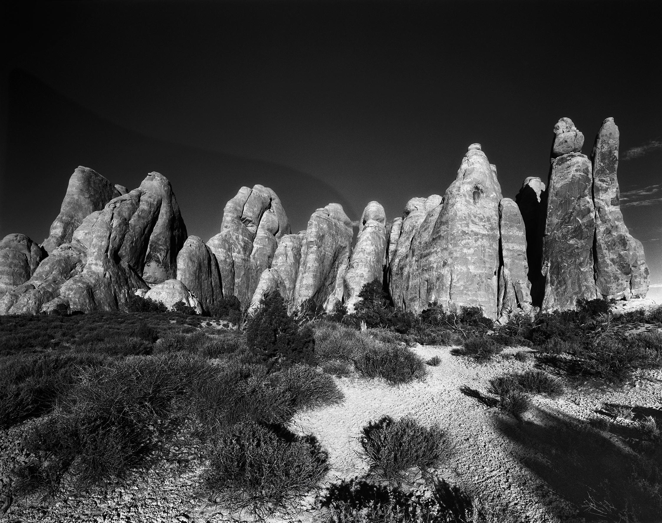 Black and White Photograph Ugne Pouwell - Arches de dunes de sable - photographie d'arches rocheuses en noir et blanc, édition limitée à 15 exemplaires