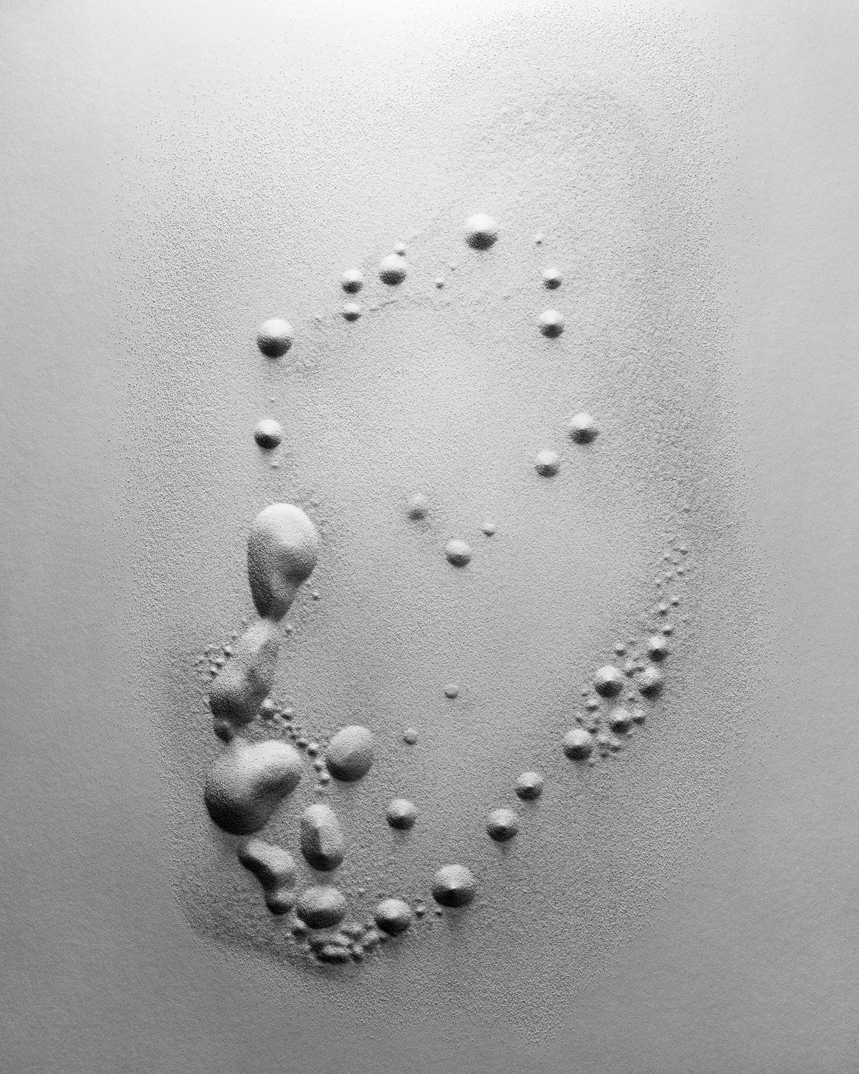 Sandstill Nr. 4 – Schwarz-Weiß-Fotografie mit abstraktem Sandmaserungsmuster