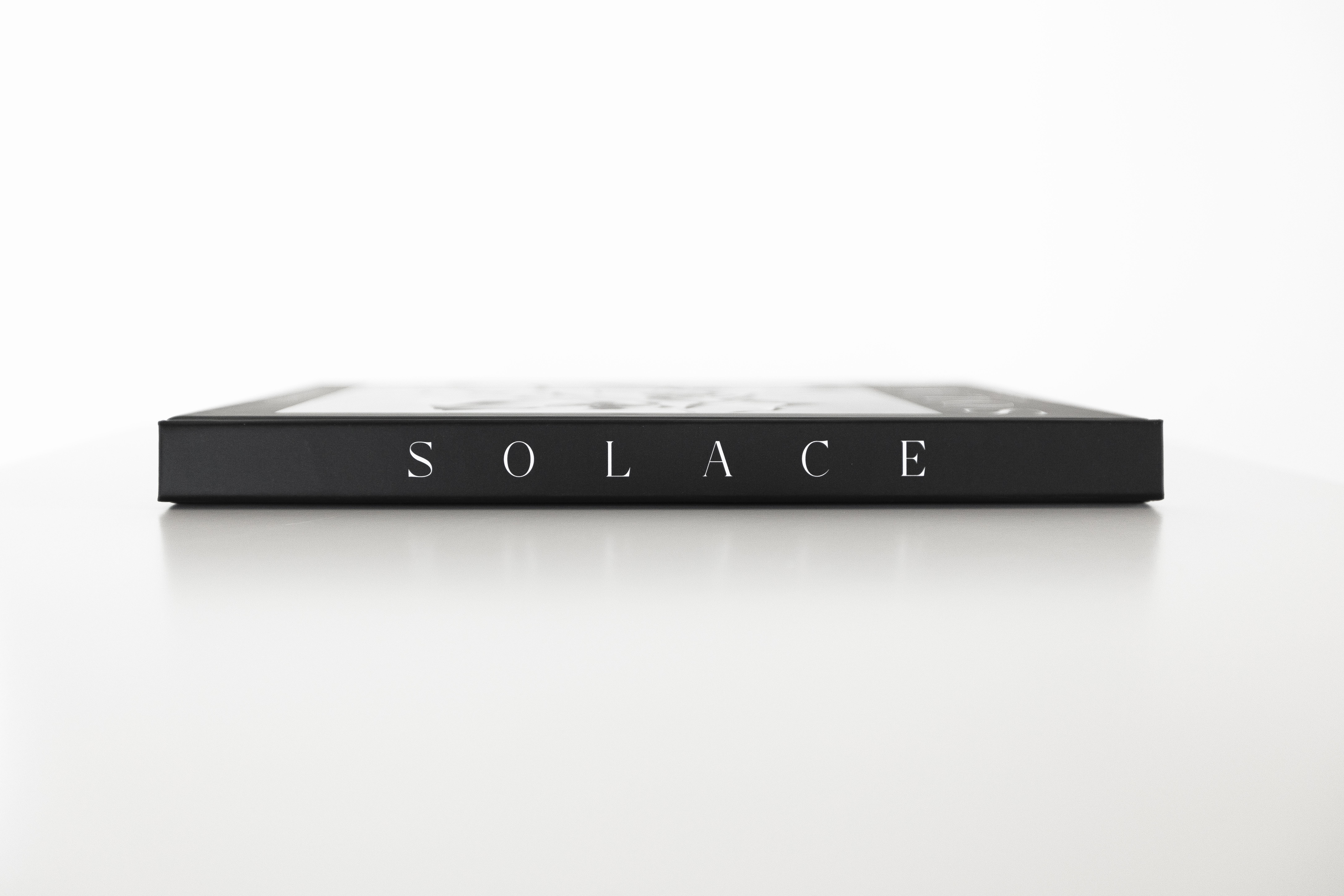 SOLACE de Ugnė Pouwell - Libro de Fotografía Artística en Blanco y Negro en venta 10