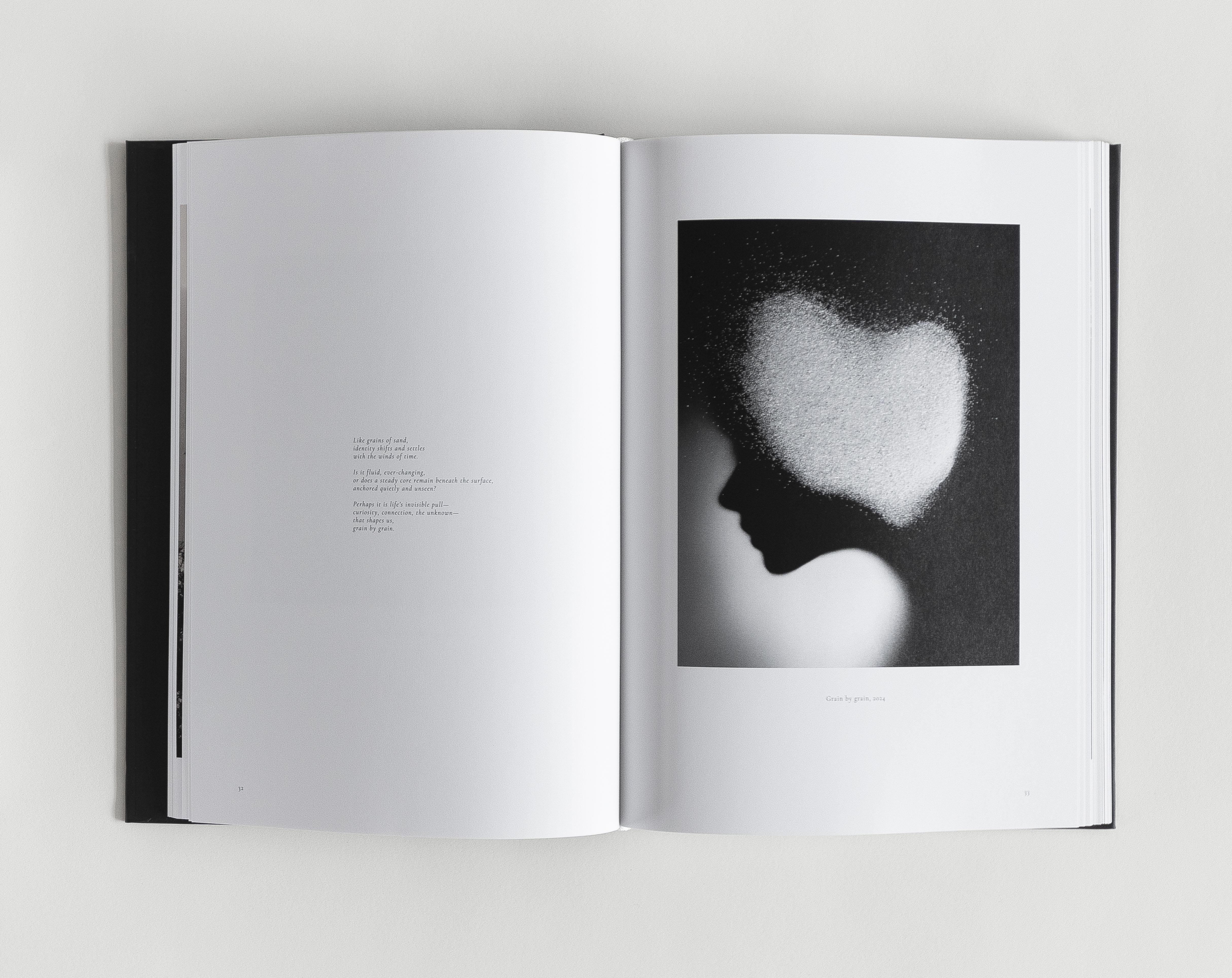 SOLACE de Ugnė Pouwell - Libro de Fotografía Artística en Blanco y Negro en venta 8
