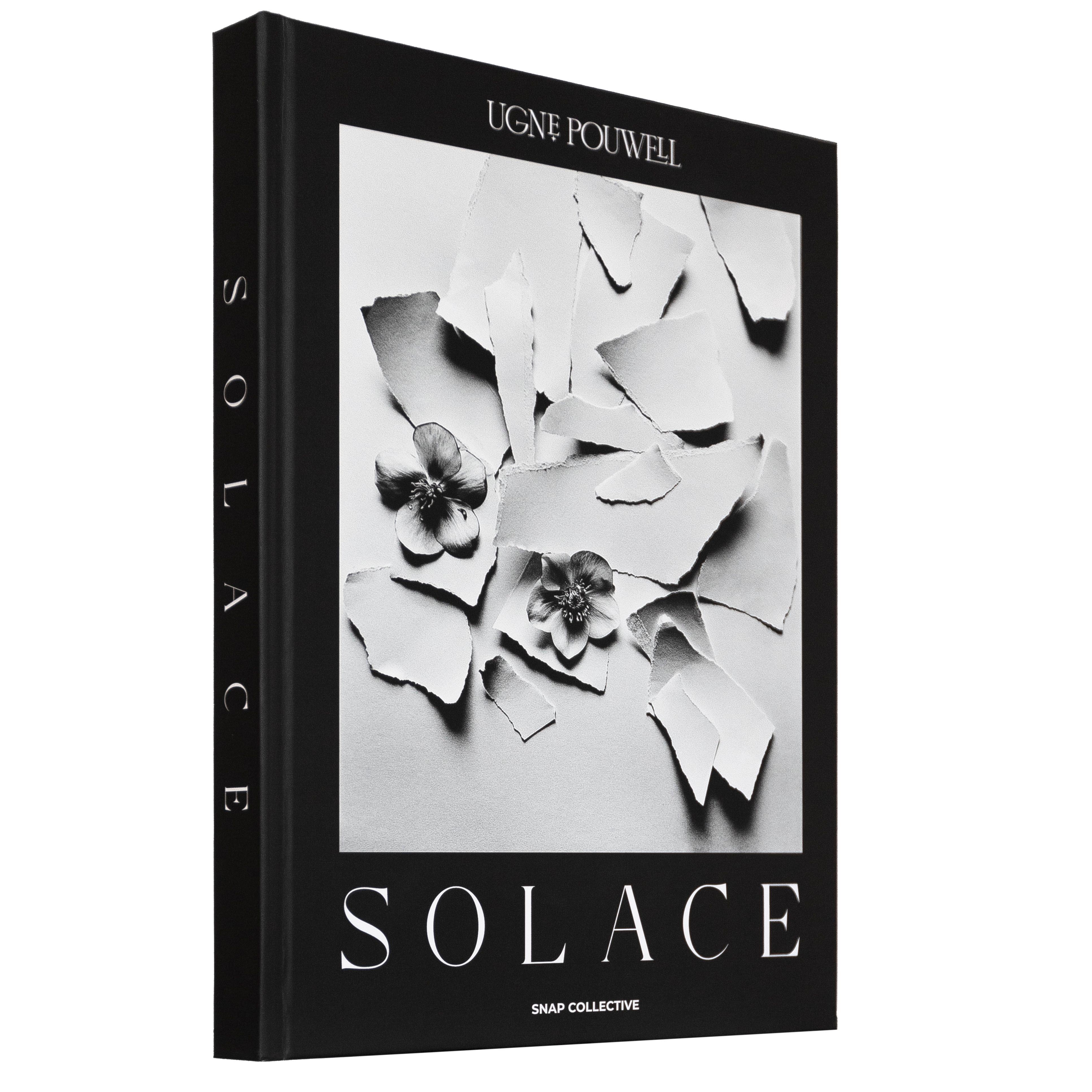 SOLACE es un libro de fotografía artística en blanco y negro que capta la interacción de la luz, la sombra y la forma natural con una sensibilidad refinada y cinematográfica. A través de una serie de fotografías compuestas y atmosféricas, el libro