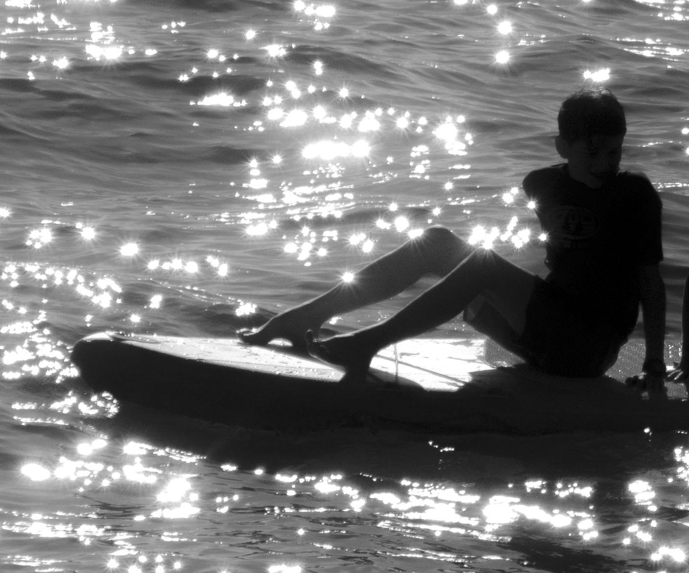 Chicos de verano - fotografía en blanco y negro de chicos en el agua, Edición limitada de 20 ejemplares - Photograph de Ugne Pouwell