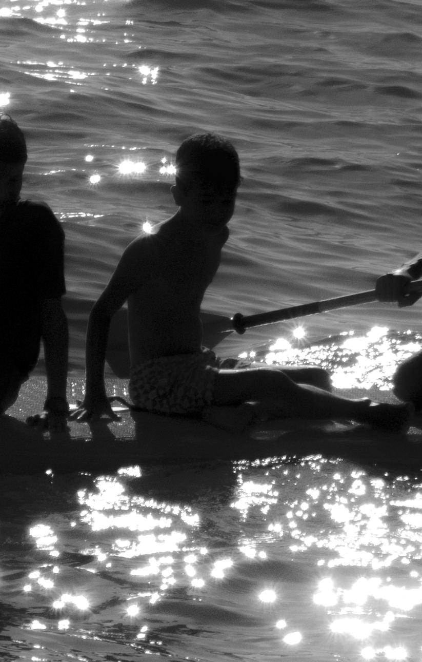 Chicos de verano - fotografía en blanco y negro de chicos en el agua, Edición limitada de 20 ejemplares - Photograph Contemporáneo de Ugne Pouwell