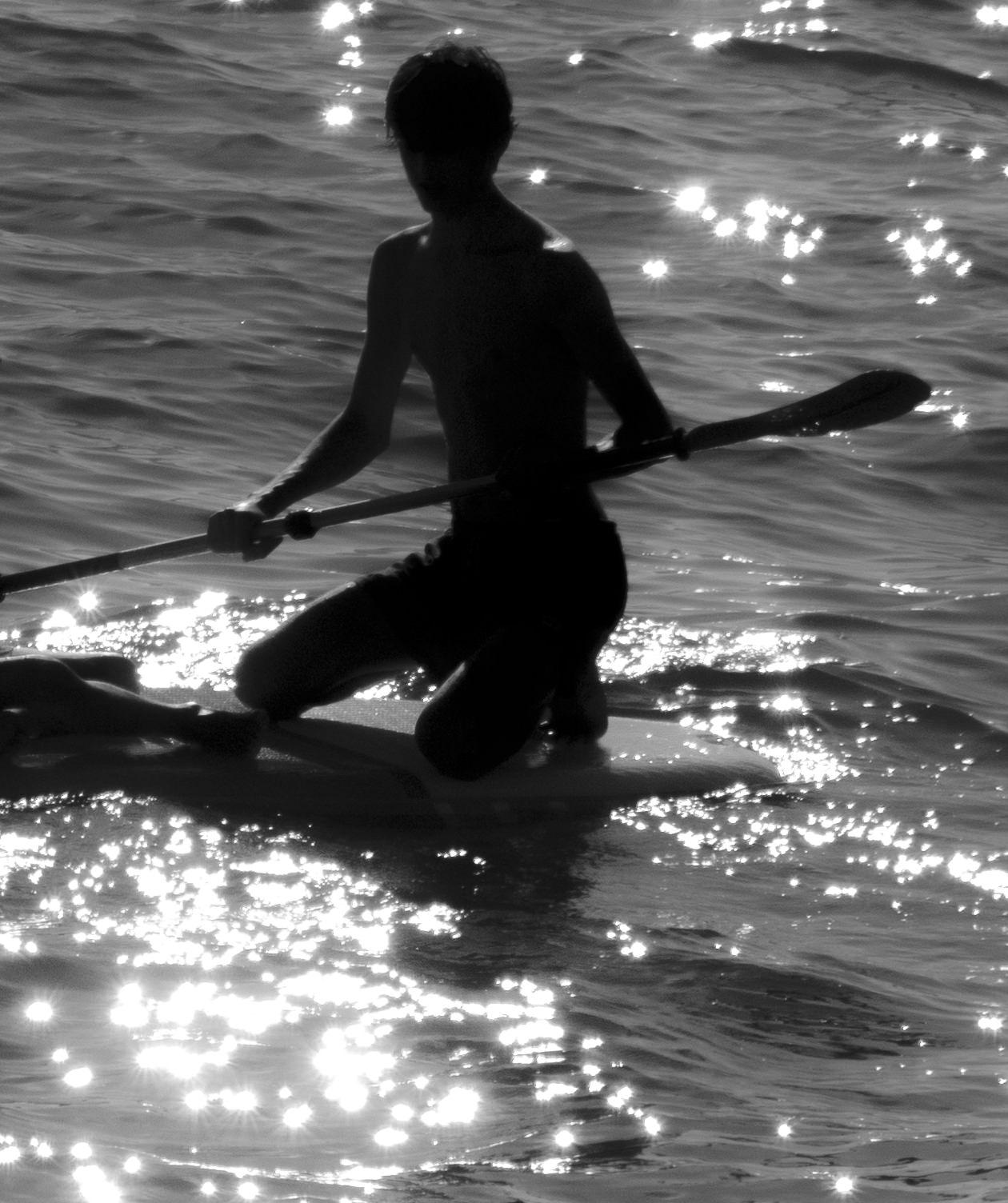 Chicos de verano - fotografía en blanco y negro de chicos en el agua, Edición limitada de 20 ejemplares - Still-Life Photograph Gris de Ugne Pouwell