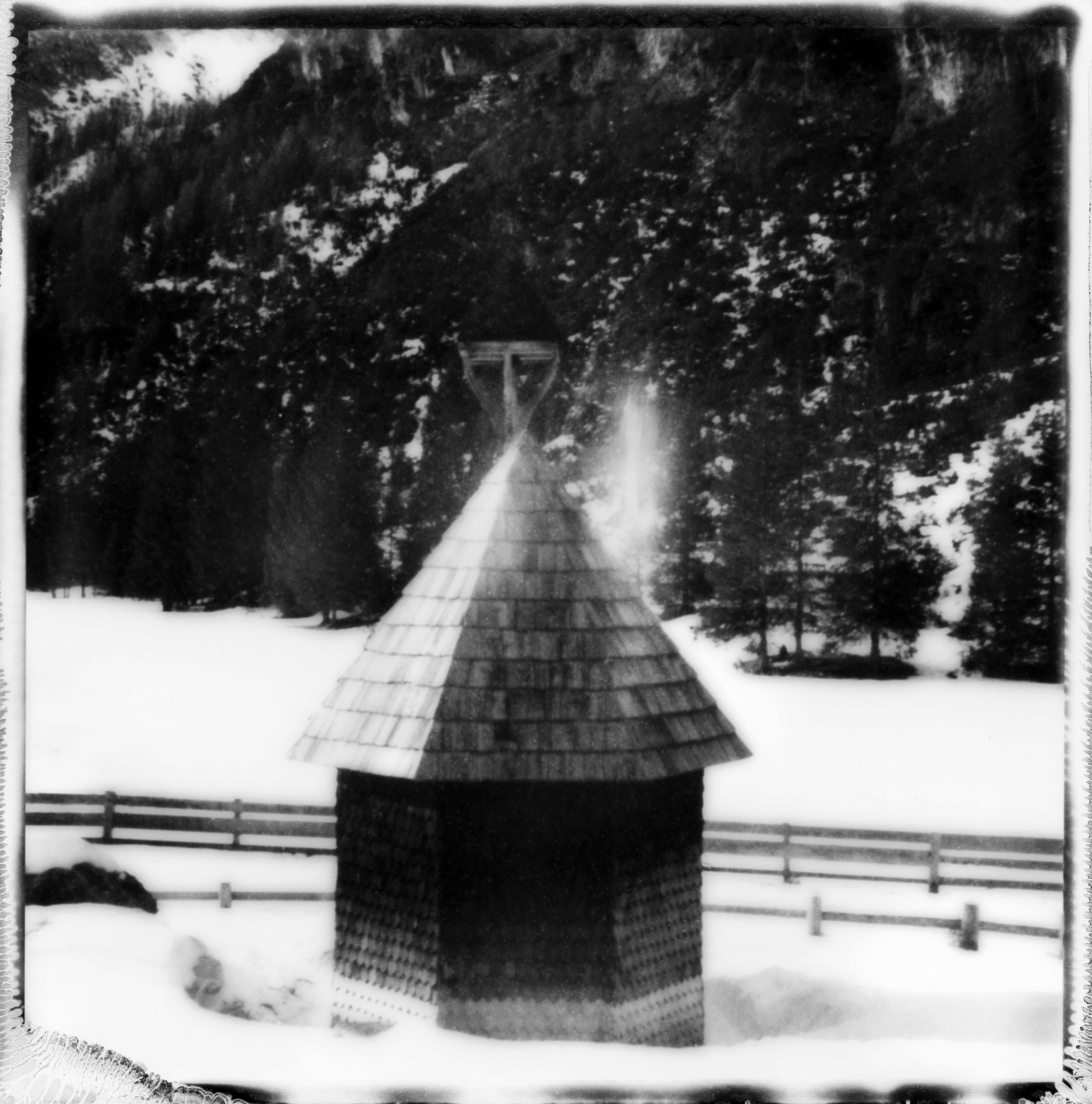 Ugne Pouwell Black and White Photograph – „Tyrol #2“ – Schwarz-Weiß-Polaroid-Landschaftsfotografie