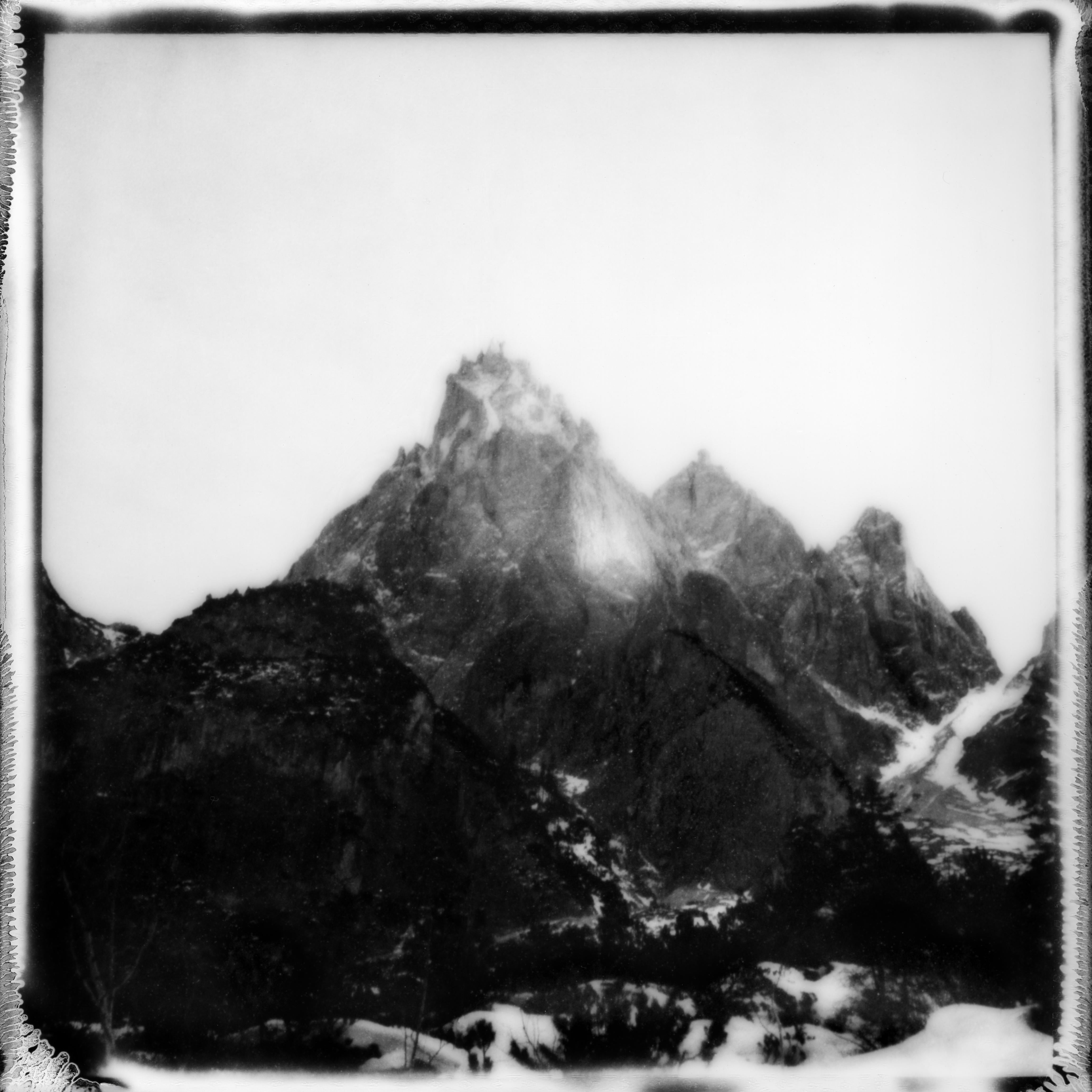 „Tyrol #3“ – Schwarz-Weiß-Polaroid-Landschaftsfotografie in Schwarzweiß