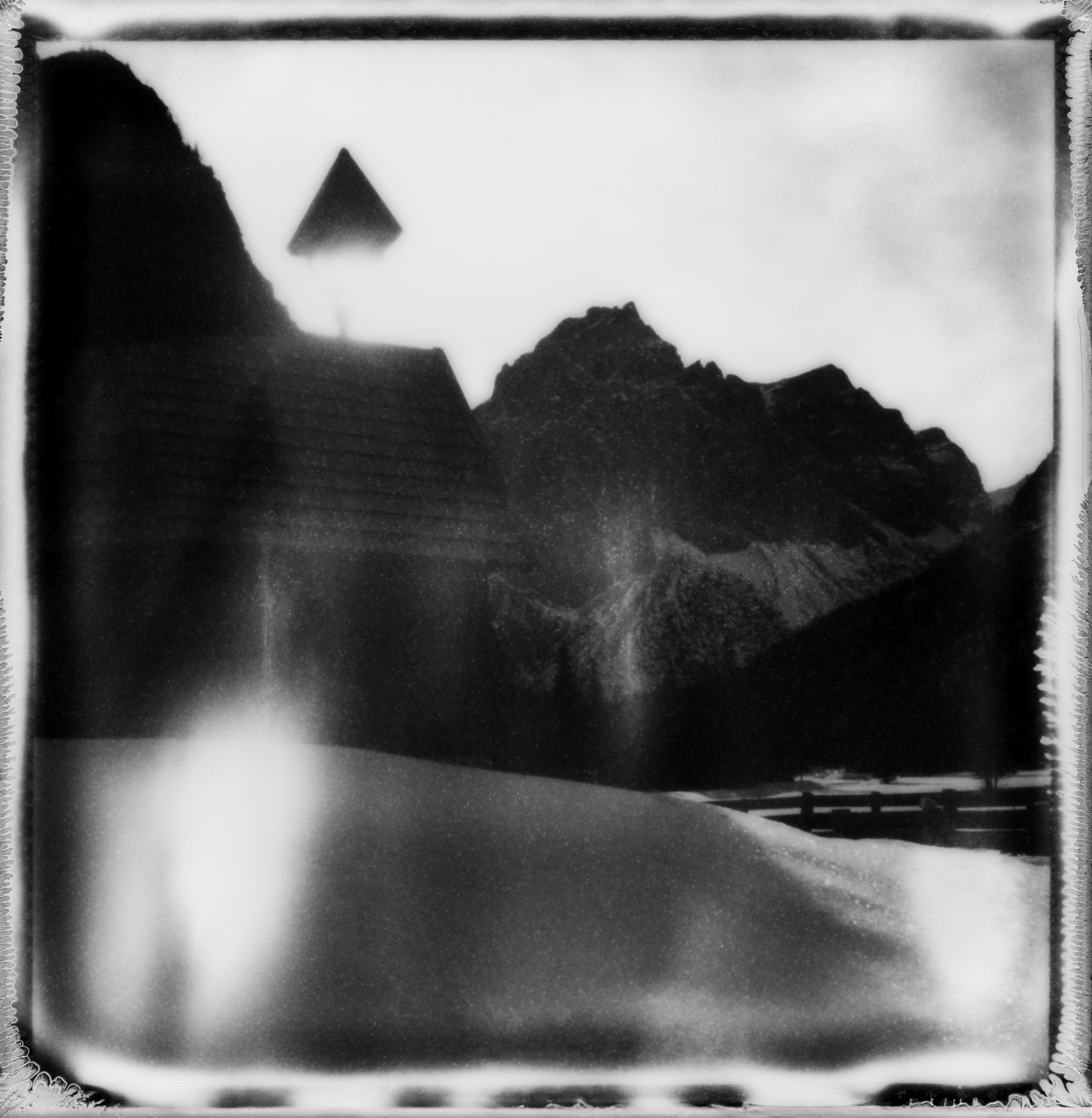 Ugne Pouwell Black and White Photograph – „Tyrol“ – Schwarz-Weiß-Polaroid-Landschaftsfotografie