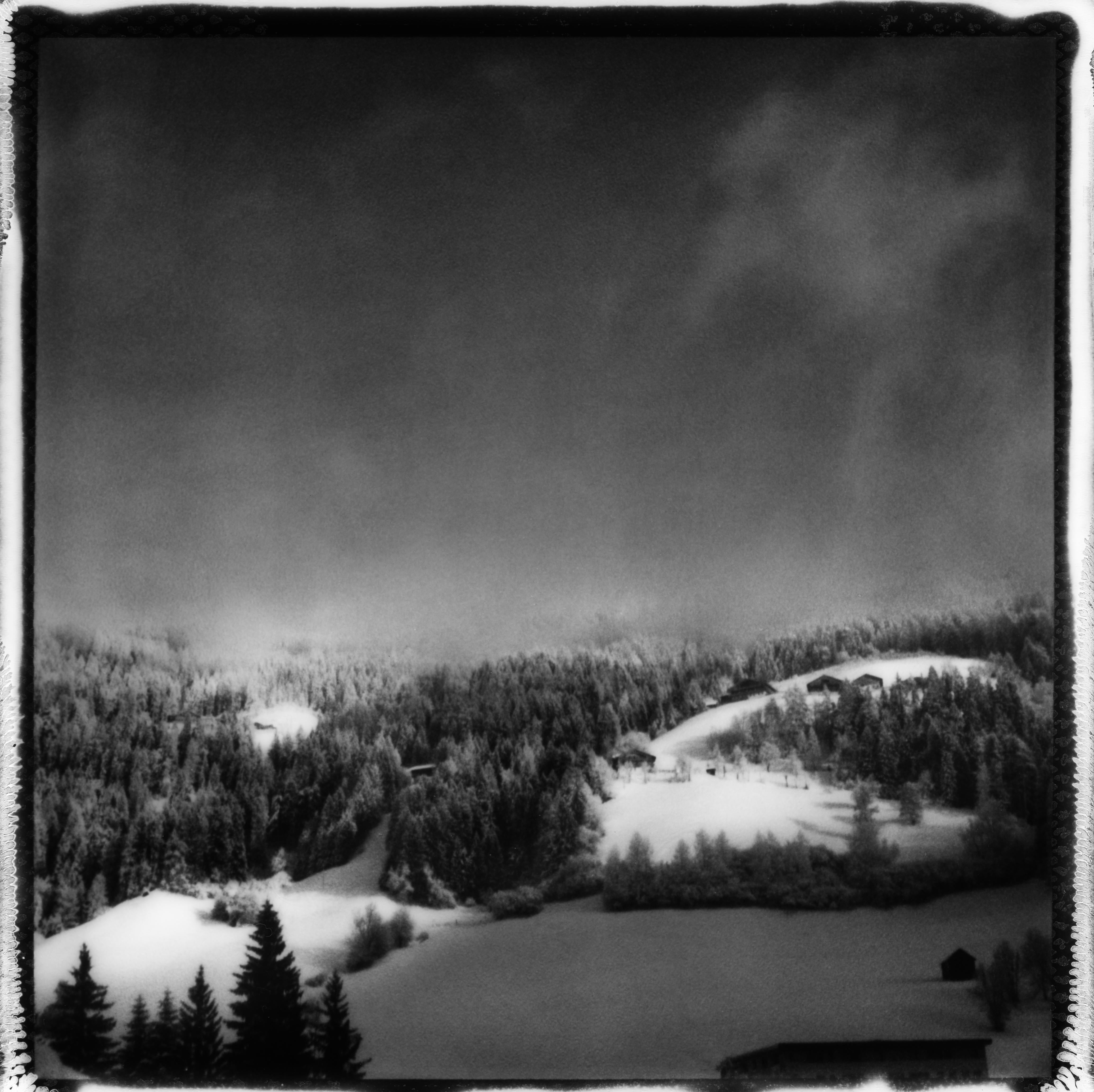 Ugne Pouwell Landscape Photograph – „Tyrolian Winter Morgen“ – Schwarz-Weiß-Polaroid-Landschaftsfotografie