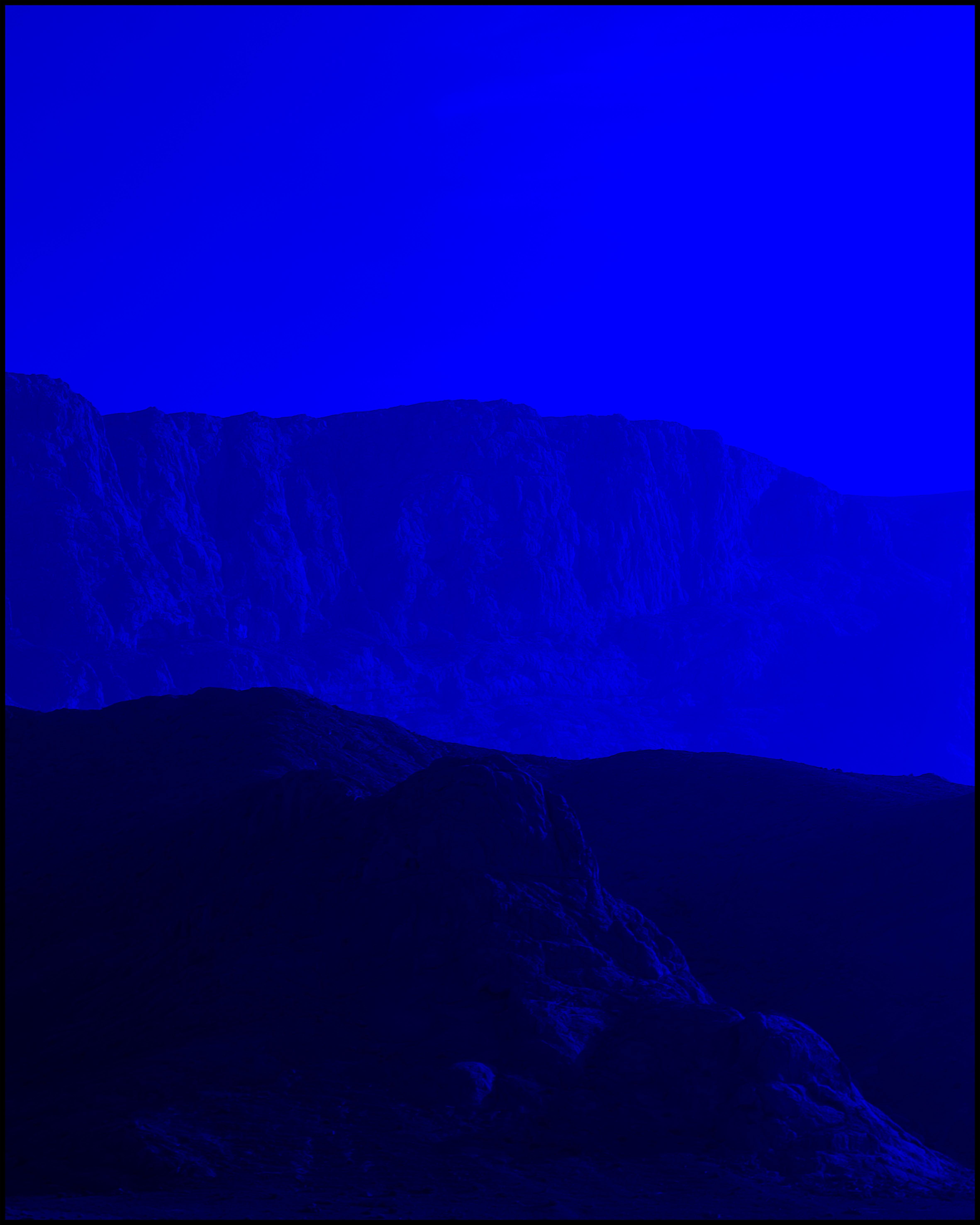 Ultramarinhügel – einfarbige blaue Fotografie von Wüstendünen