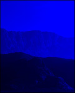 Hautes collines d'ultramarine - photographies bleues monocolores de dunes du désert